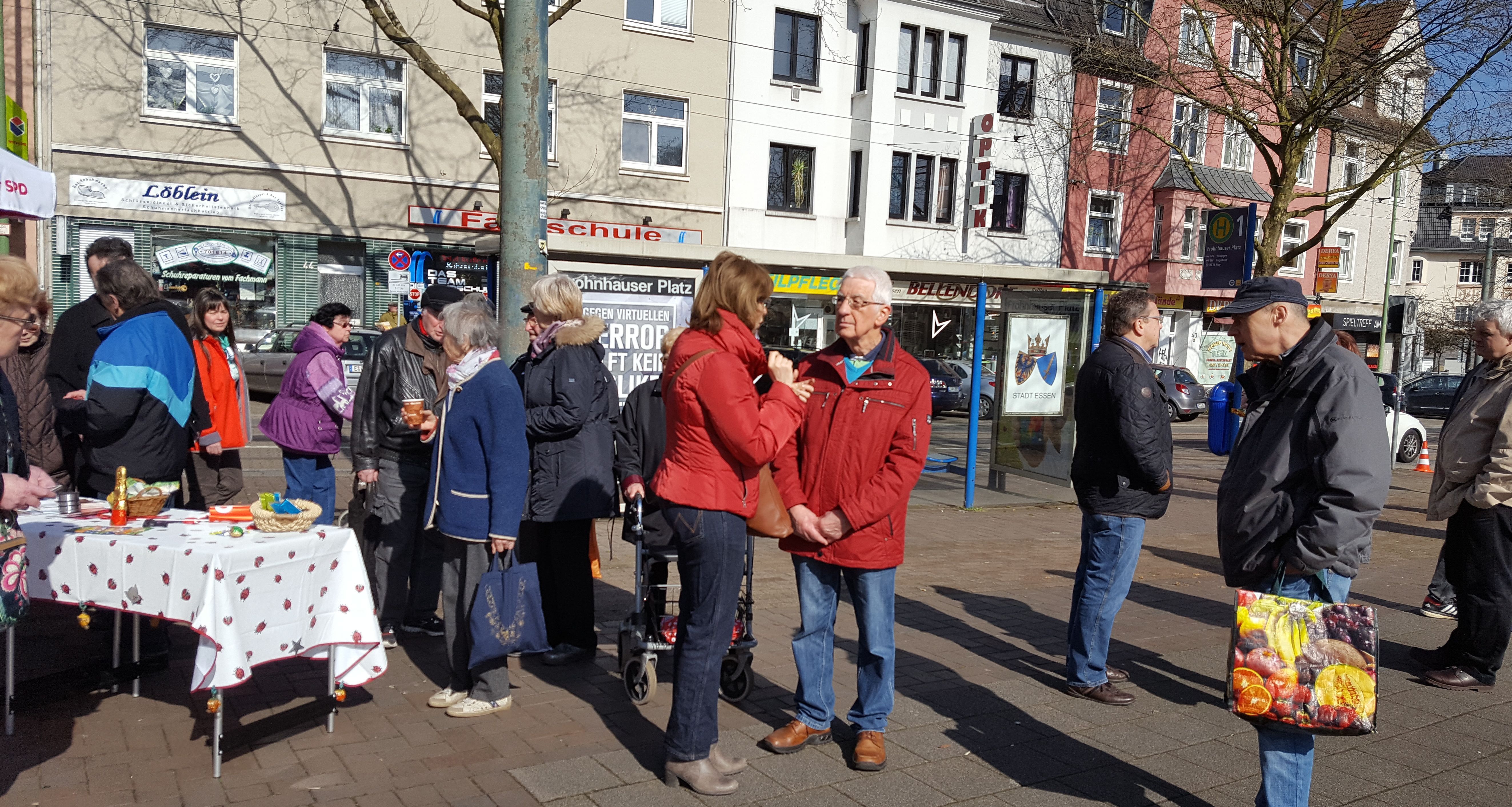 Mittendrin die Frohnhauser SPD Mandatsträger: Besucher haben sich viel Zeit für Fragen der Stadtteilpolitik beim SPD Bürgerdialog zwischen den Wahlen am SPD Stand" genommen.