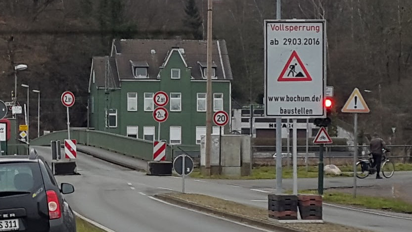 Hinweisschild auf die Vollsperrung der Schwimmbrücke
