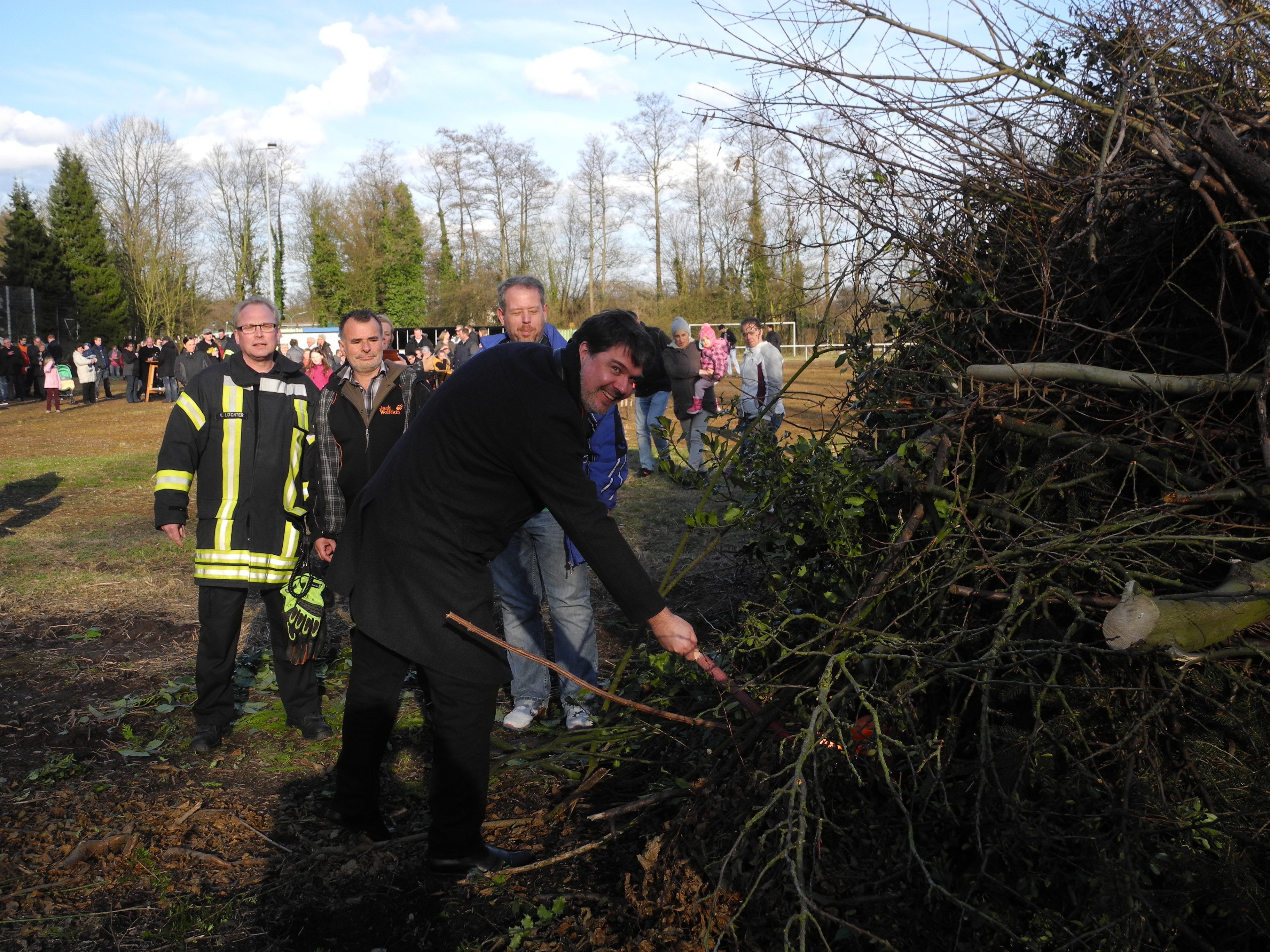 SPD-Bundestagsabgeordneter Michael Thews zündet das Osterfeuer in Lünen-Beckinghausen an