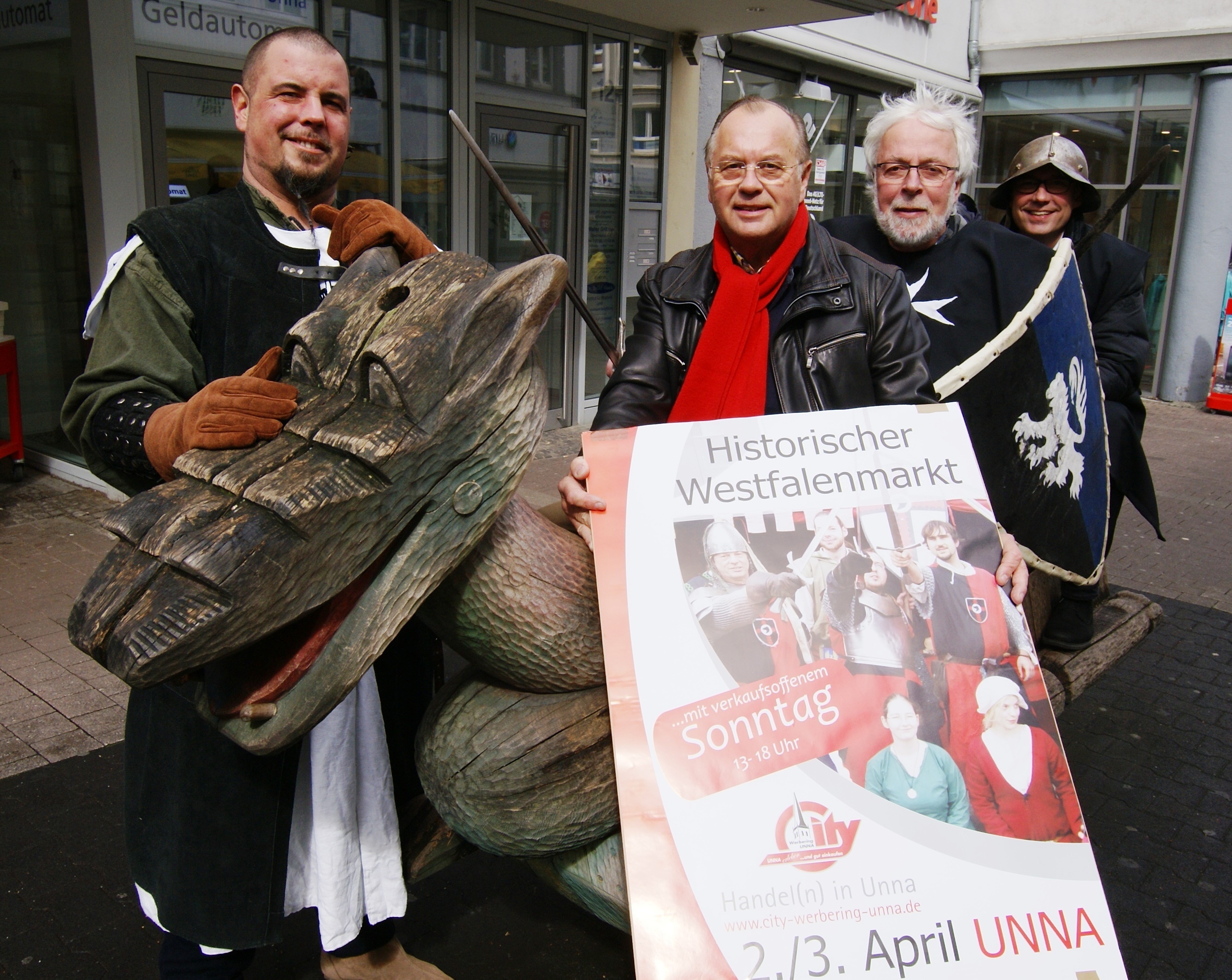 Am Wochenende wird Unnas Drache in der Innenstadt gezähmt. Ritter Herbold von Dönnhoff sowie Walter Kratz, Wolfgang Leiendecker und Thomas Weber (alle vom City Werbering) laden zum mittelalterlichen Treiben und historischer Stimmung am ersten April-Wochenende ein.