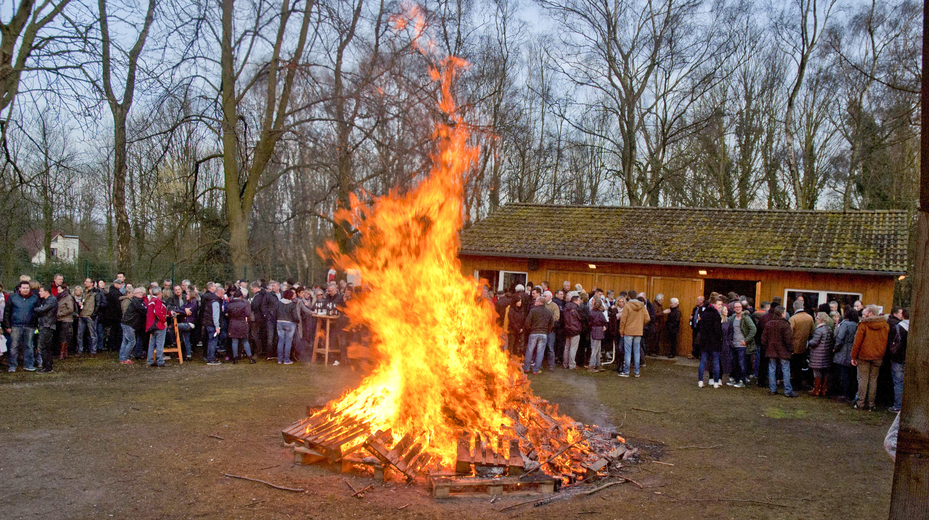 Auf dem Festplatz der Bergbaukolonie Schönebeck brannte am Samstag wieder ein Osterfeuer. Ein schöner Brauch, der seit vielen Jahren Anwohner und Gäste des Ortsteils begeistert. Fotos: Brändlein