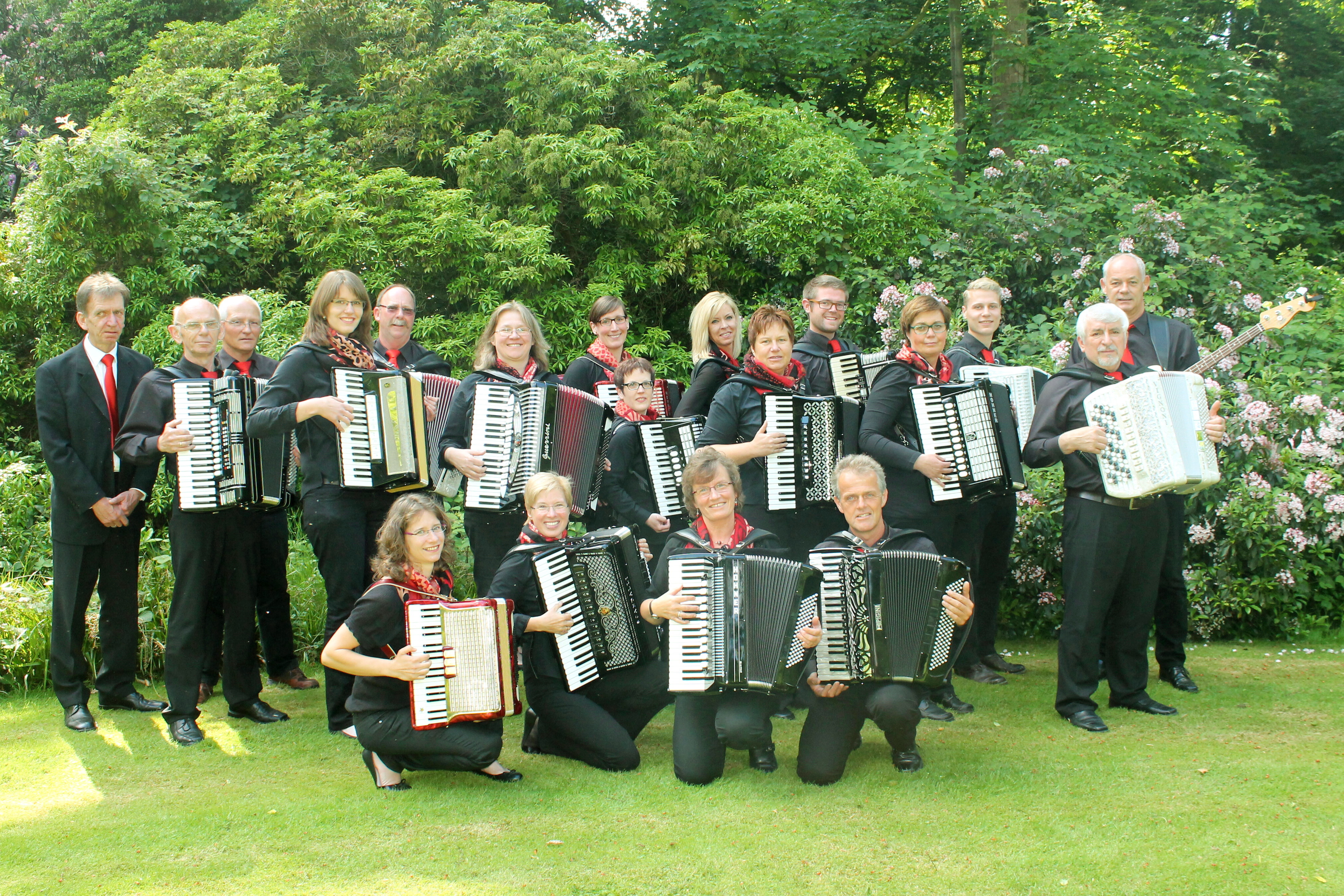 Die Mitglieder des Akkordeonorchesters Bedburg-Hau bereiten sich unter anderem auf ihren Auftritt bei den Forstgartenkonzerten der Stadt Kleve vor.