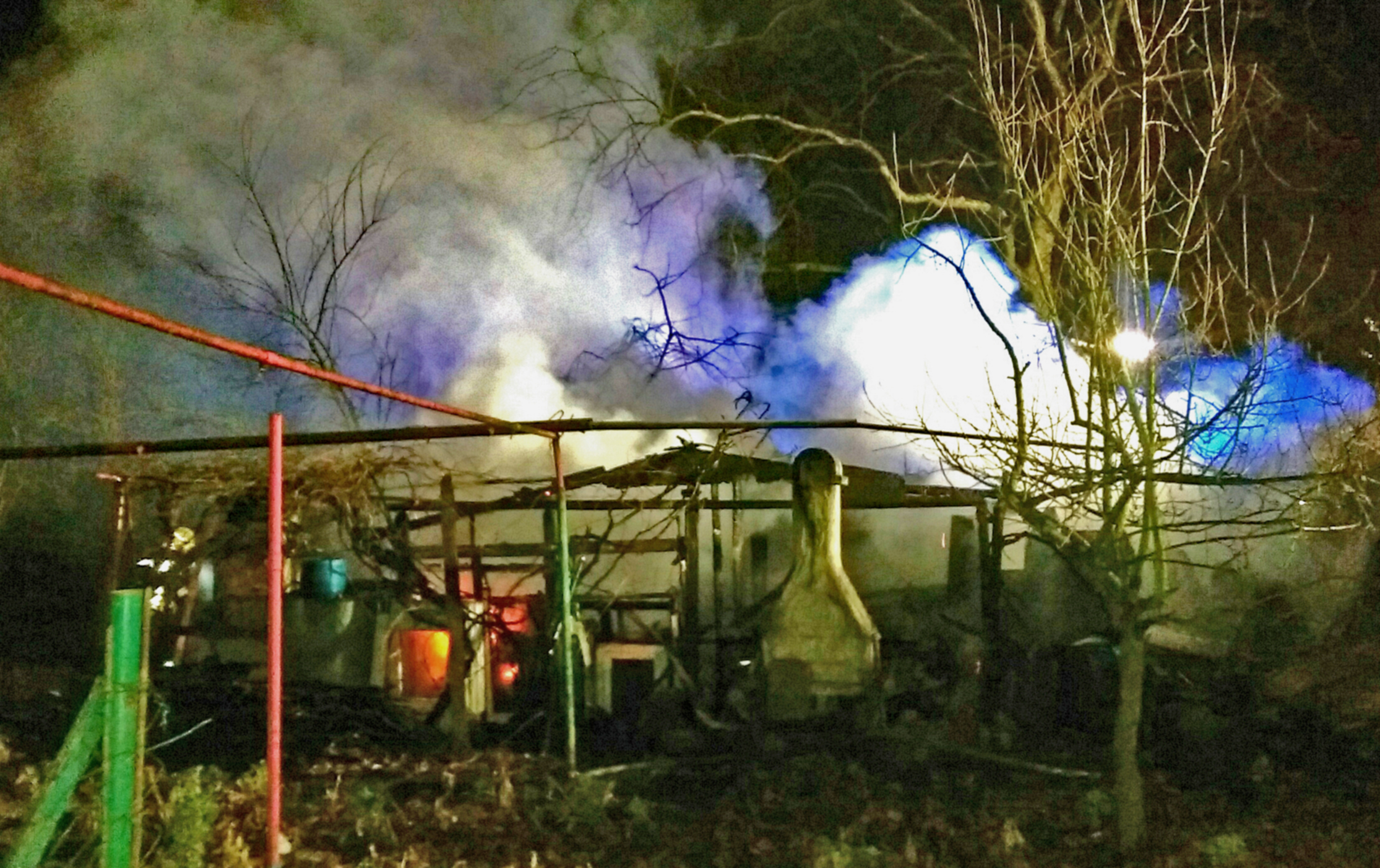 Brennende Gartenlauben in Horst