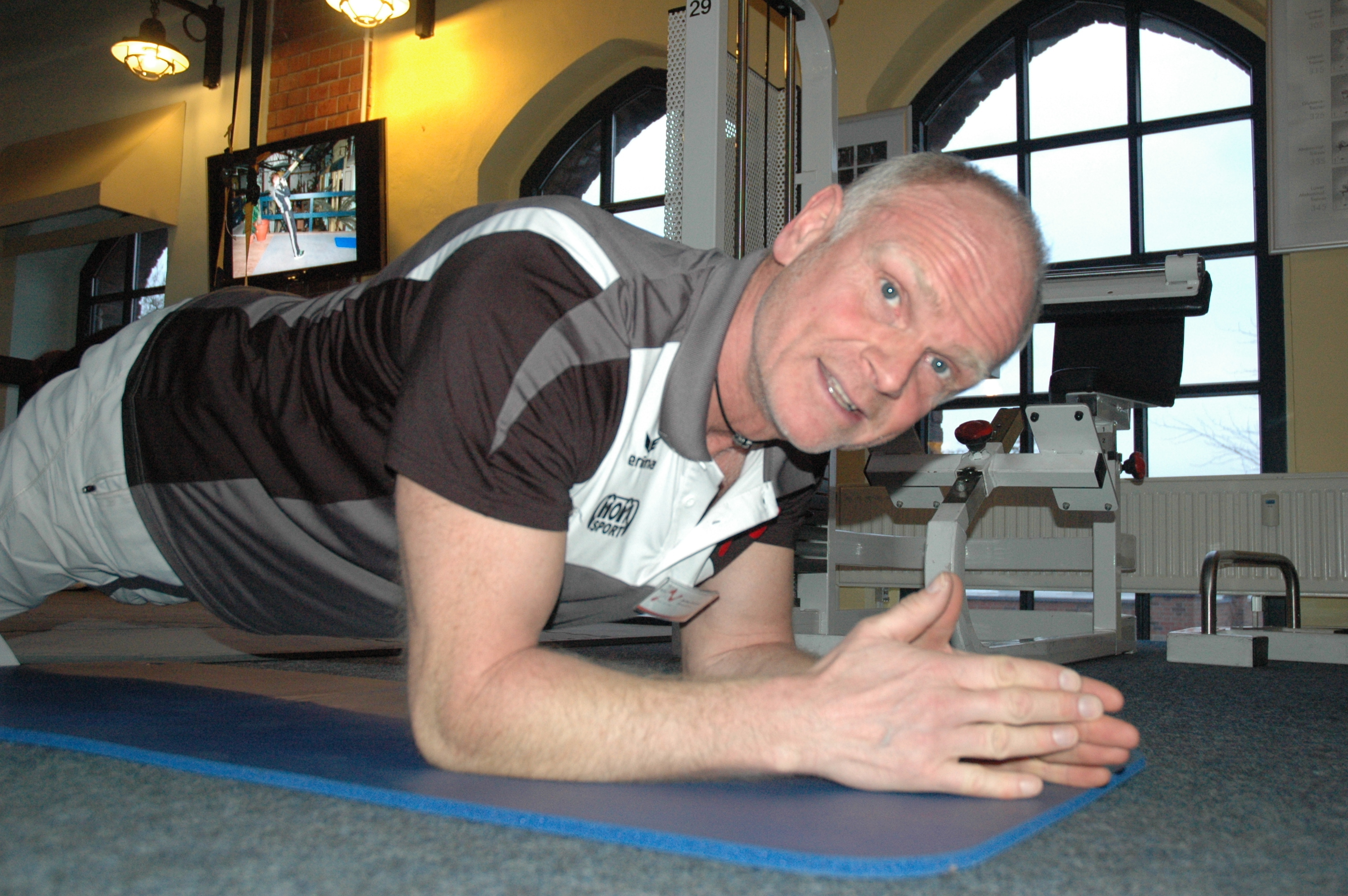 Jochen Ruppert zeigt dem Laufteam die verschiedenen Übungen.