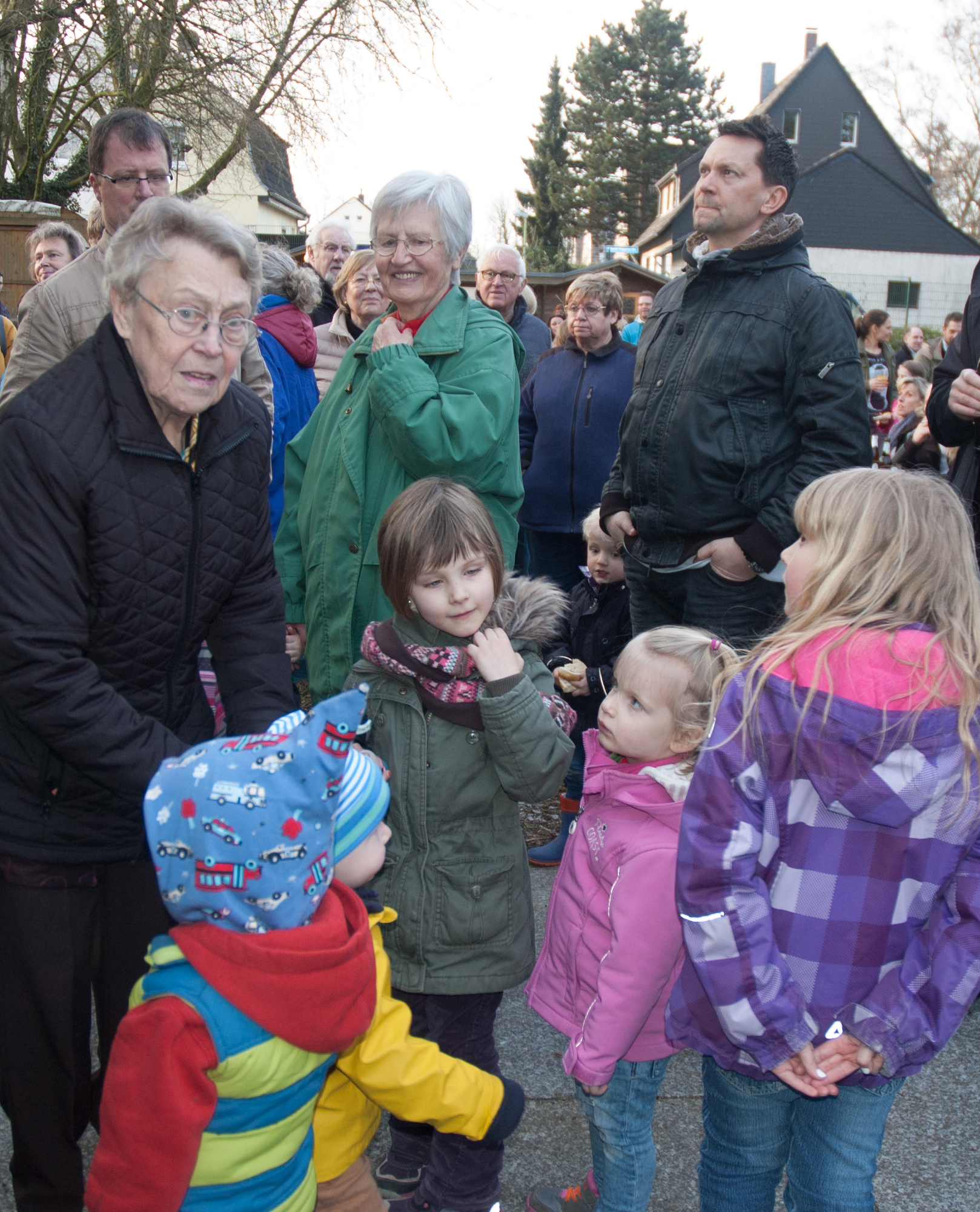 Die Einladung zum Osterfeuer in Schönebeck wurde auch in diesem Jahr wieder gerne angenommen. Ganze Familien versammelten sich auf dem Festplatz. Amelie und Mia hatten ihren Spaß bei der Suche nach den bunten Ostereiern, die die Organisatoren auf dem Gelände versteckt hatten.