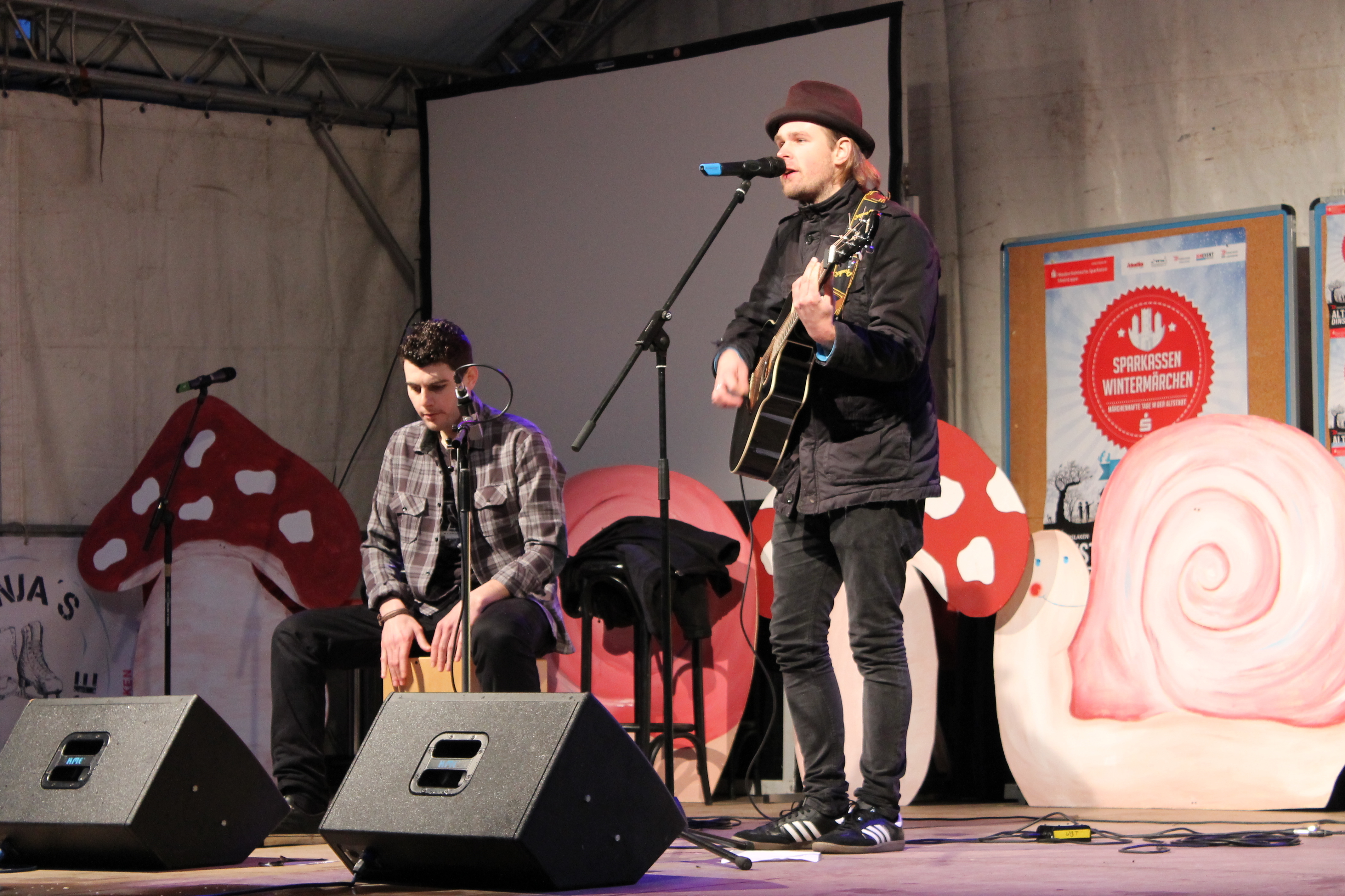 Cesare Siglarski und Majd Salloum mit handgemachter, akustischer Live-Musik.