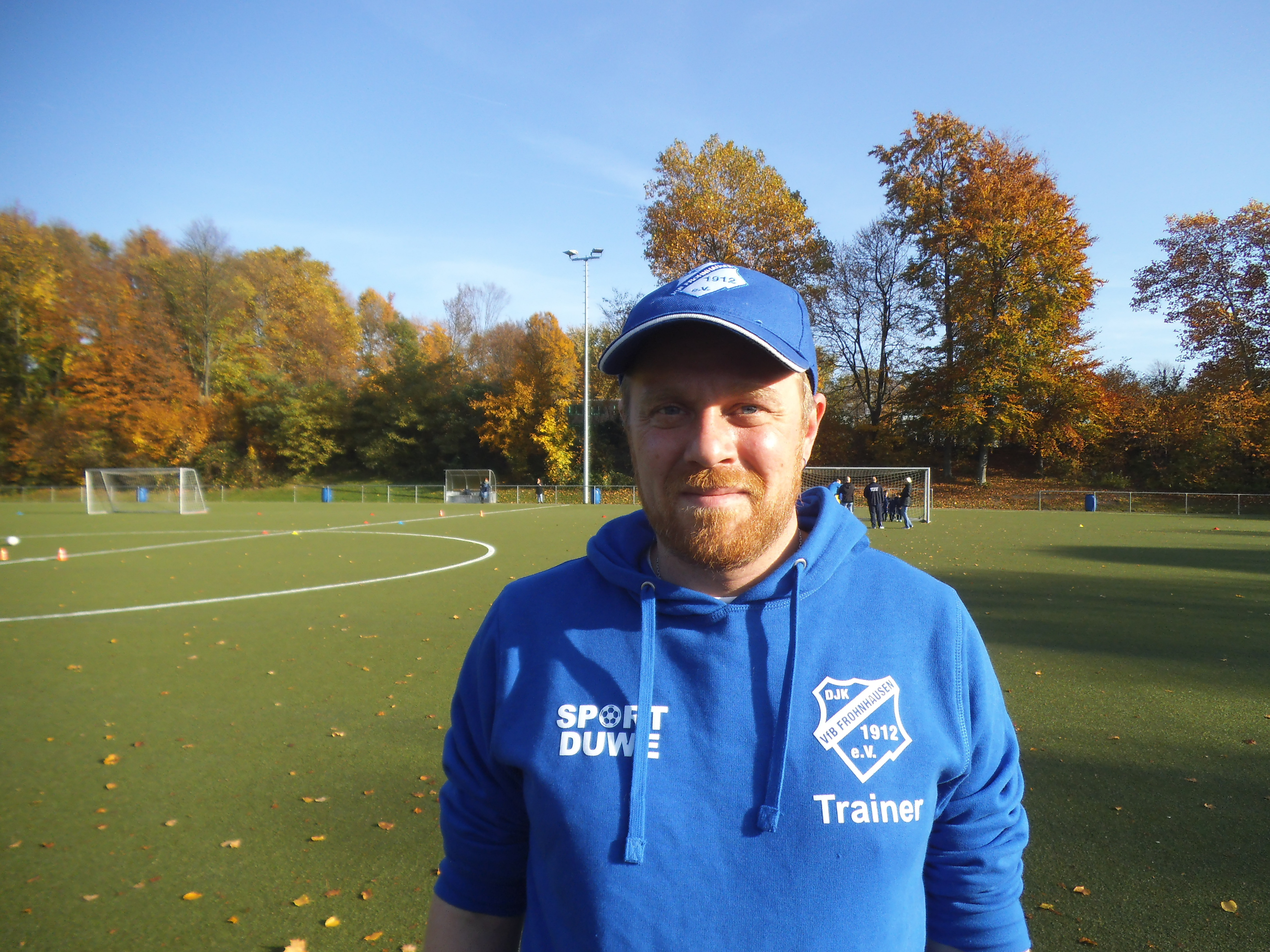 DJK VfB Frohnhausen, Trainer der Bambini 1 Mannschaft
Allan Druwen (Photo Marx)
37 Jahre alt, Sachbearbeiter bei der Stadt Bochum
Seit April 2013 Trainer beim VfB Frohnhausen
Hobbies sind : meine Frau, Fussball, Tanzen, Wandern und Rockmusik k
Verheiratet, keine Kinder
Ziel für 2016: Mit der Mannschaft und den Eltern viel Spaß haben