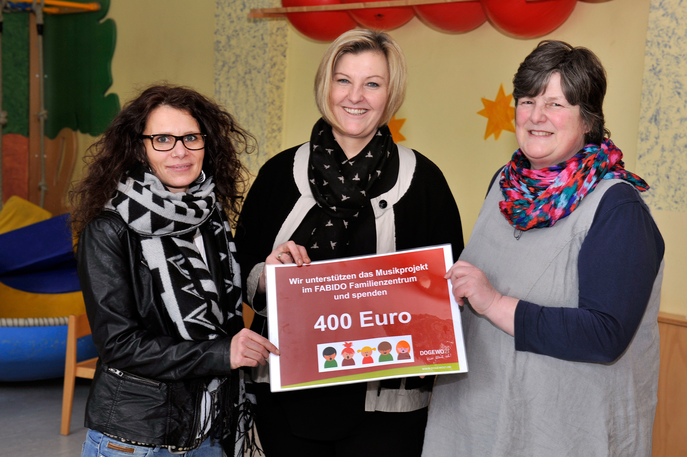 Kerstin zur Horst (M.) überreichte den Scheck an die Kita-Leiterin Petra Orban (r.) und deren Stellvertreterin Milena Gruchot-Veit.