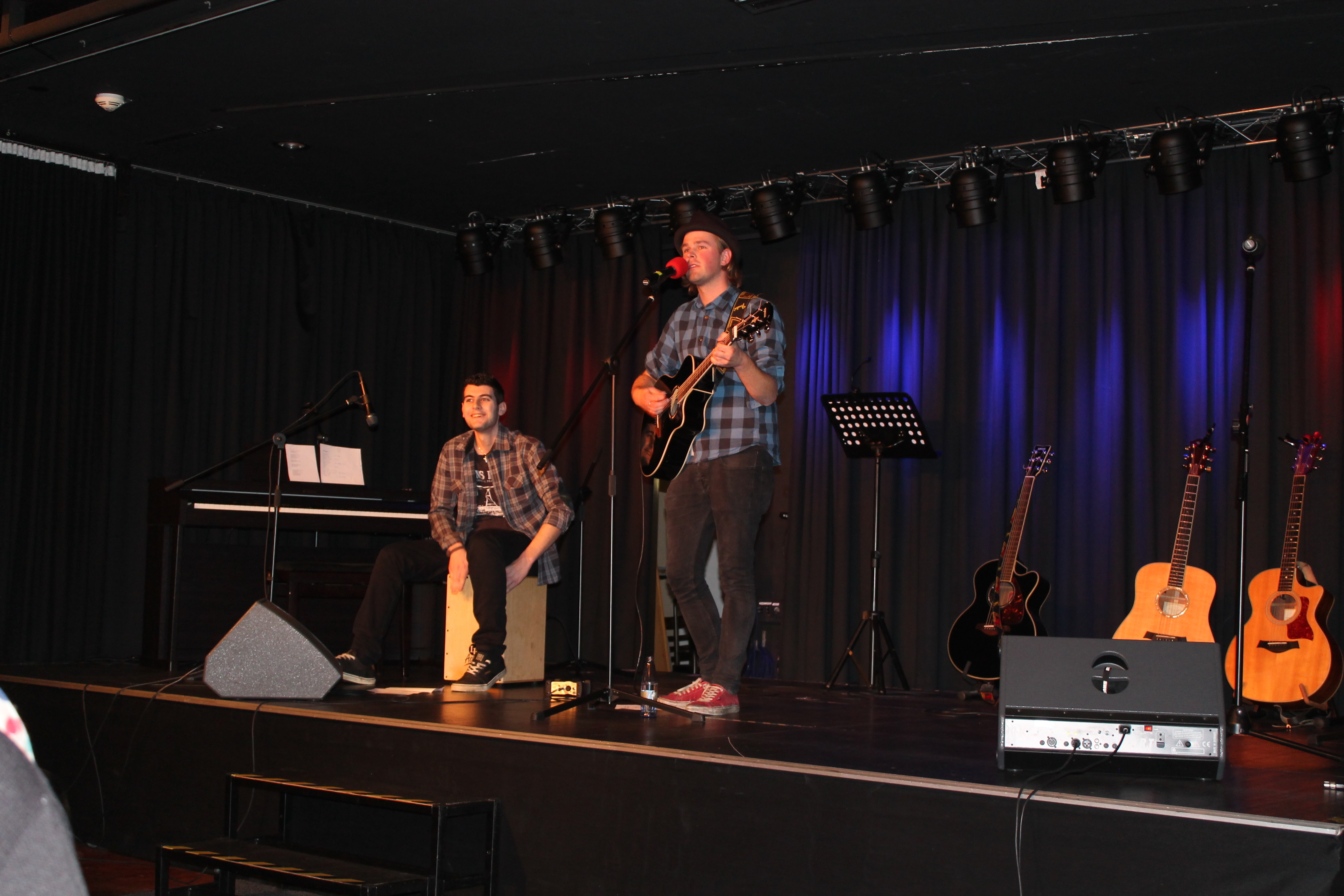 Cesare Siglarski und Majd Salloum mit handgemachter, akustischer Live-Musik.