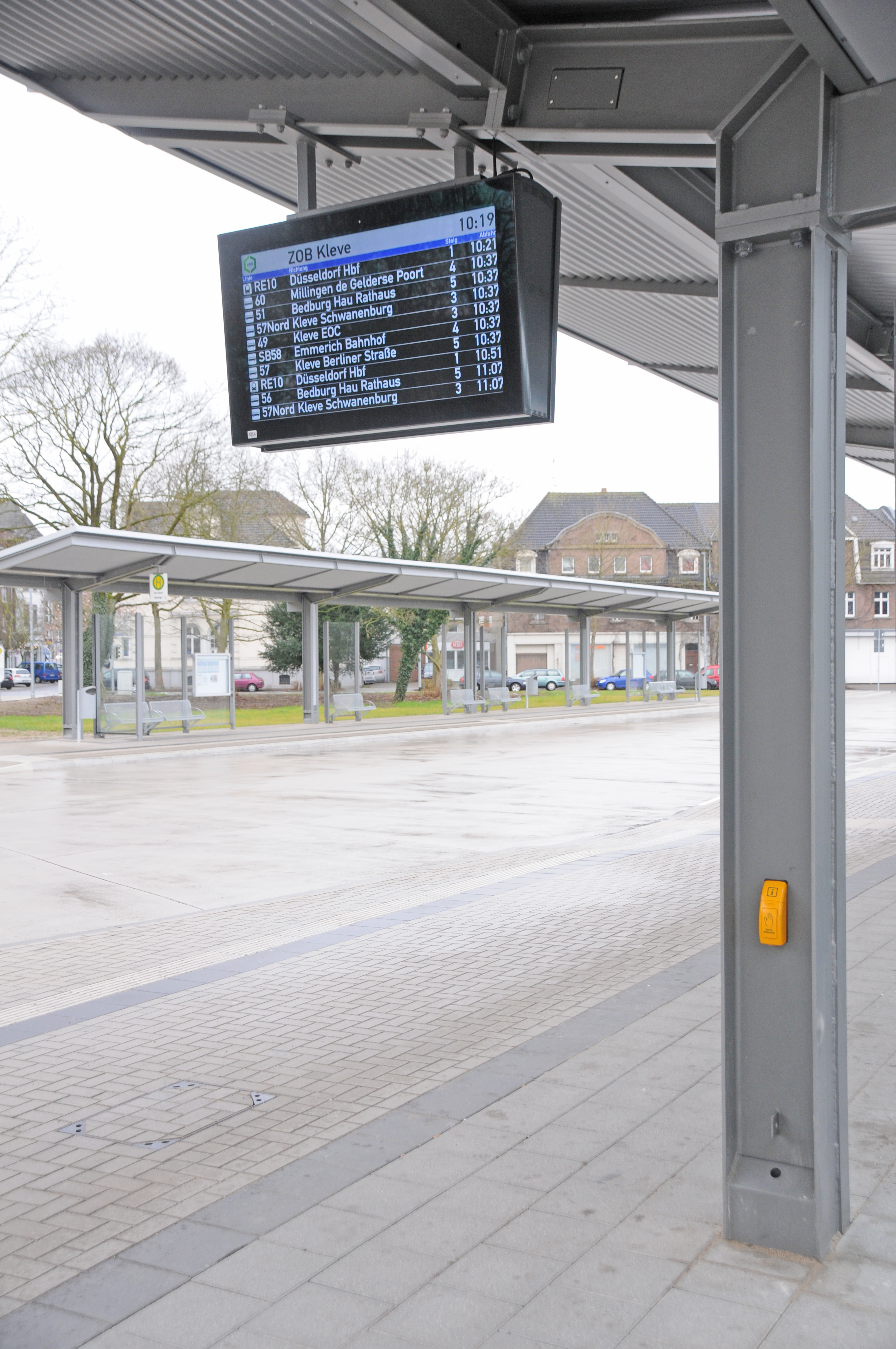 Bei der feierlichen Eröffnung verkündete Bürgermeisterin Sonja Northing, dass der neue Zentrale Omnibusbahnhof in Kleve auch für Menschen mit einer Sehbehinderung begehbar und nutzbar sei. Leider nicht an allen Stellen. Foto: Tim Tripp