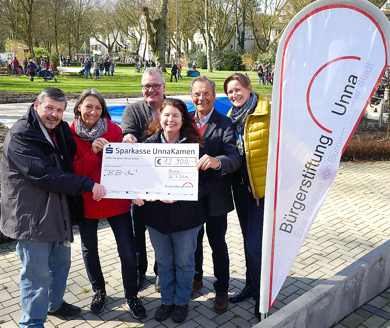 Sigurd Senkel, Gisela Diemer, Torsten Wischerhoff, Jessica Mense, Werner Overwaul und Dörte Knauf (v.l.) freuen sich auf das neue Planschbecken.