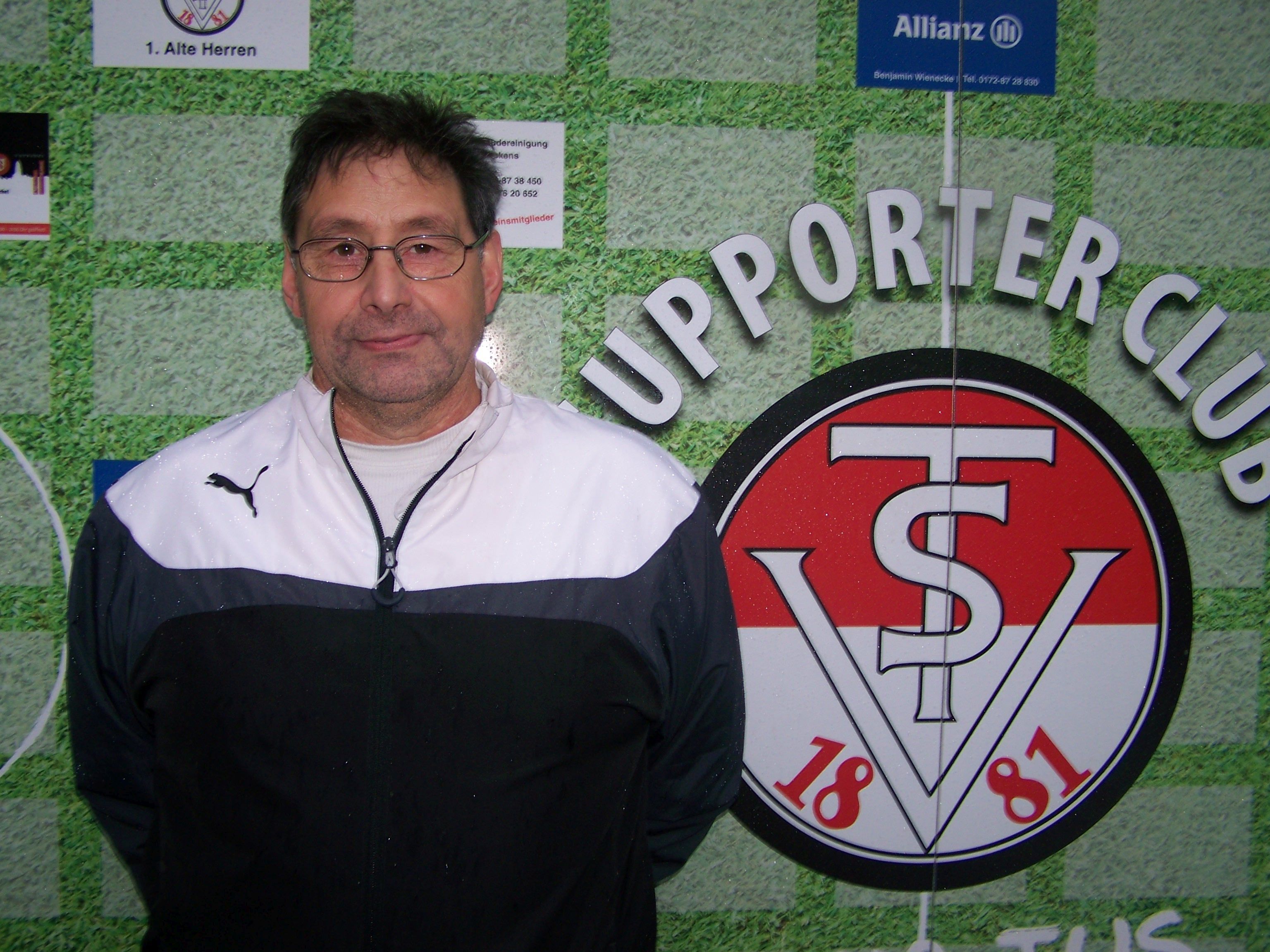 TuS Essen West 1881, Trainer der 2. Mannschaft Peter Geißelsöder, 57 Jahre alt, seit dieser Saison Trainer bei TuS Essen West 1881, Hobbies: Fussball, Kinder, Musik
Verheiratet, 2 Kinder, Saisonziel: Klassenerhalt in der Kreisliga A