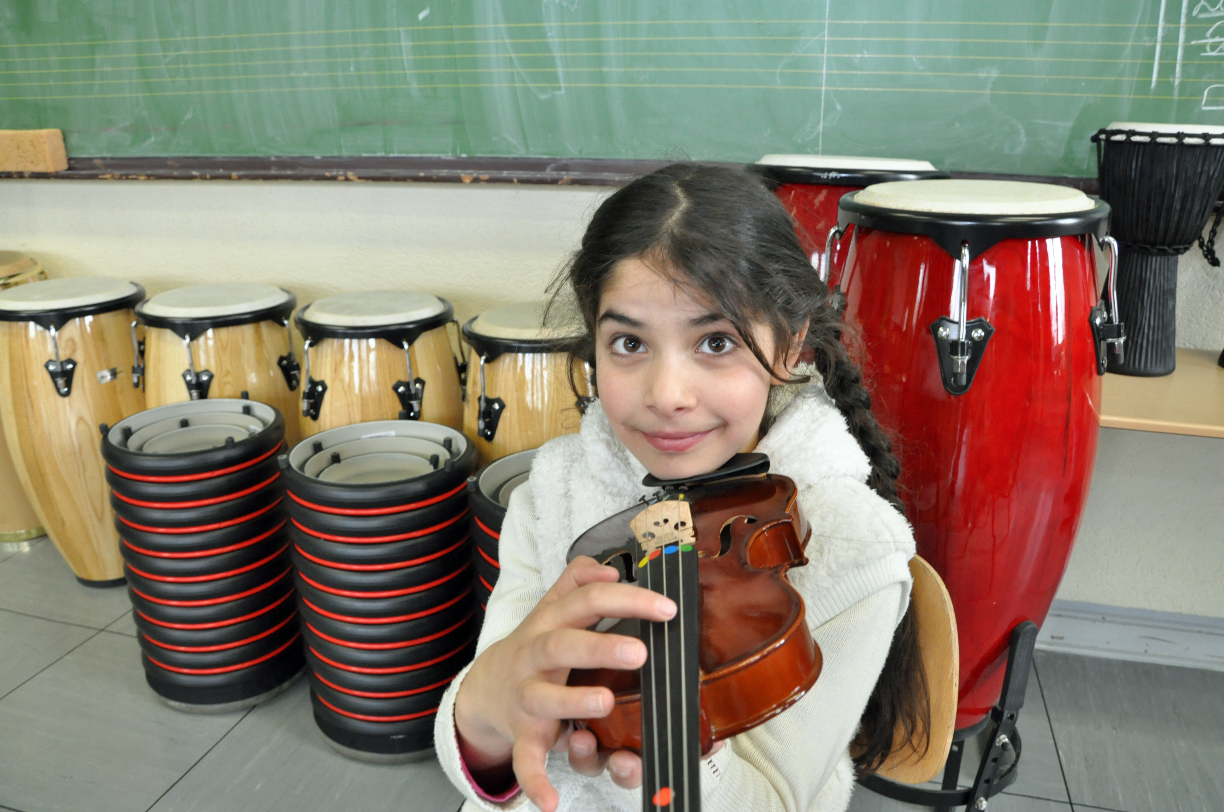 Musik ist eine universale Sprache. Die Kinder der Willkommensklasse an der Herder-Grundschule profitieren vom JeKits-Programm der Landesregierung.