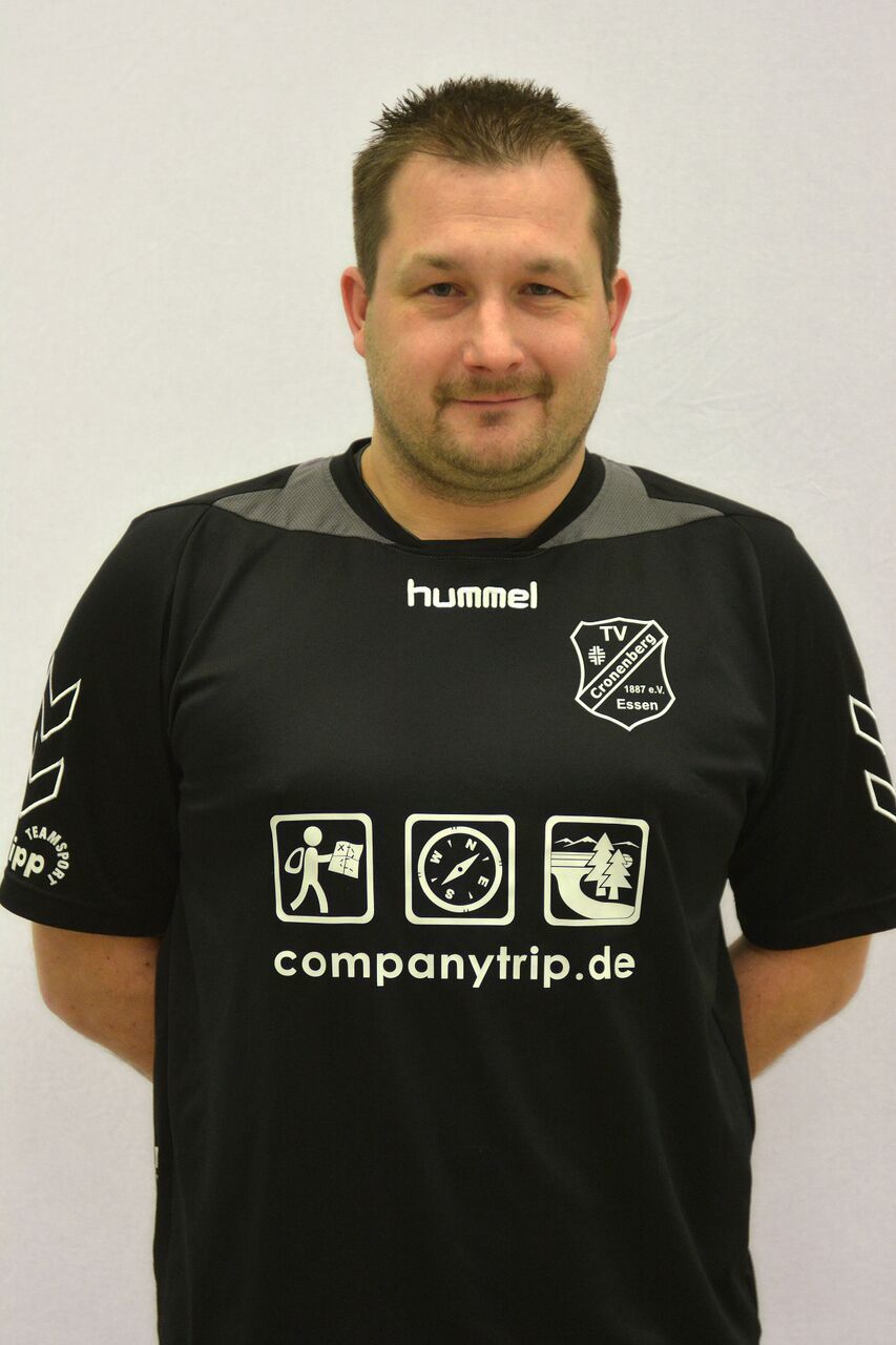 Oliver Wysk, Trainer der Landesliga Handballmannschaft 1M von TV Cronenberg Essen
39 Jahre alt, seit der Saison 2012/13 bei TV Cronenberg, aber schon seit 30 Jahren im Essener Handball tätig. In der Saison 2012/13 mit TV Cronenberg Essen den Aufstieg von der Bezirksliga in die Landesliga geschafft.
Hobbies: Handball und Tauchen. Verheiratet, 3 Kinder
Beruf: Hauptkommissar bei der Einsatzleitstelle der Polizei Krefeld
Ergebnisvorhersage Spiel gegen TB Wülfrath 2M am 9.4.16 - wir gewinnen