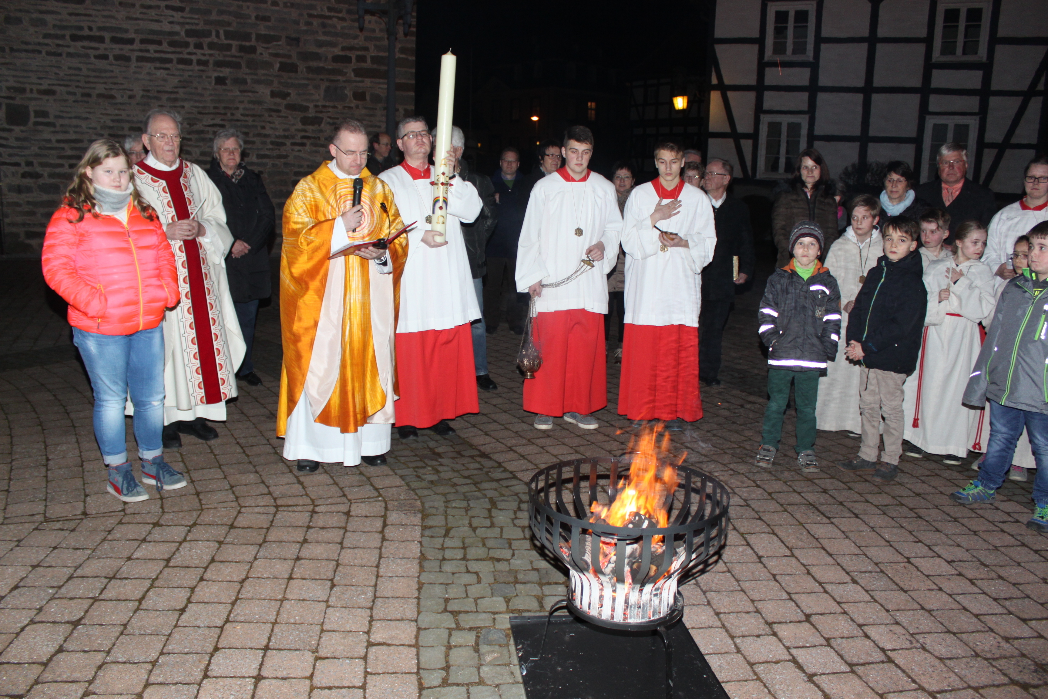 Pfarrer Andreas Schulte segnete das Osterfeuer