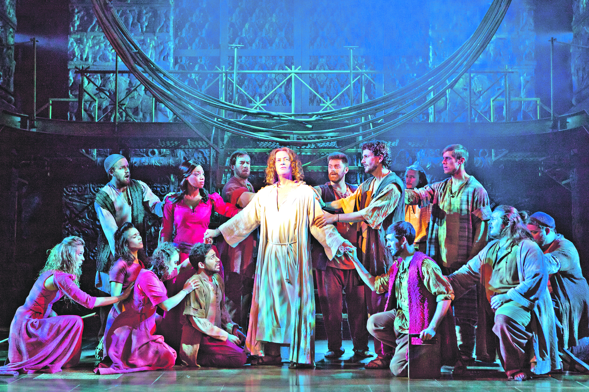 „Jesus Christ Superstar“ im Kreise seiner Anhänger: Vom 5. bis 10. April ist das Musical im Colosseum Theater Essen zu sehen. Foto: Pamela Raith