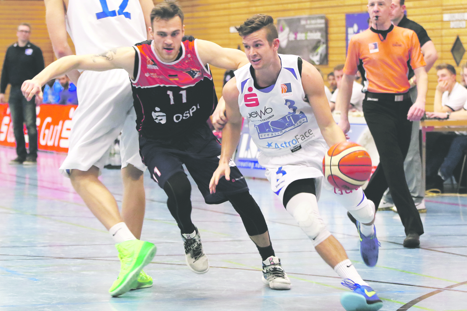 "Clay" Wilson (am Ball) spielt ein weiteres Jahr in der Rundsporthalle. Foto: Gundula Diehr