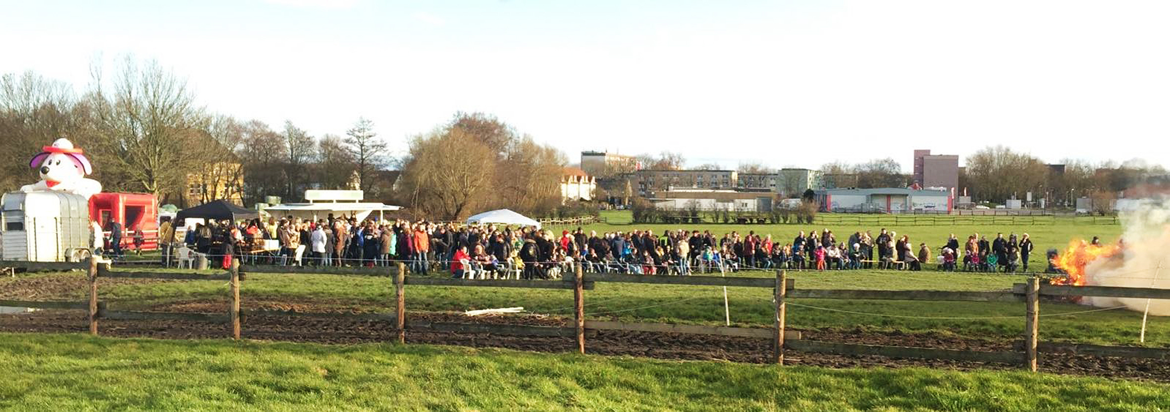 Am sonnigen Ostersonntag verzeichnete der Reiterverein Nordost in Grevel bei seinem Osterfeuer einen überraschend guten Besuch auf seiner Reitanlage am Werzenkamp