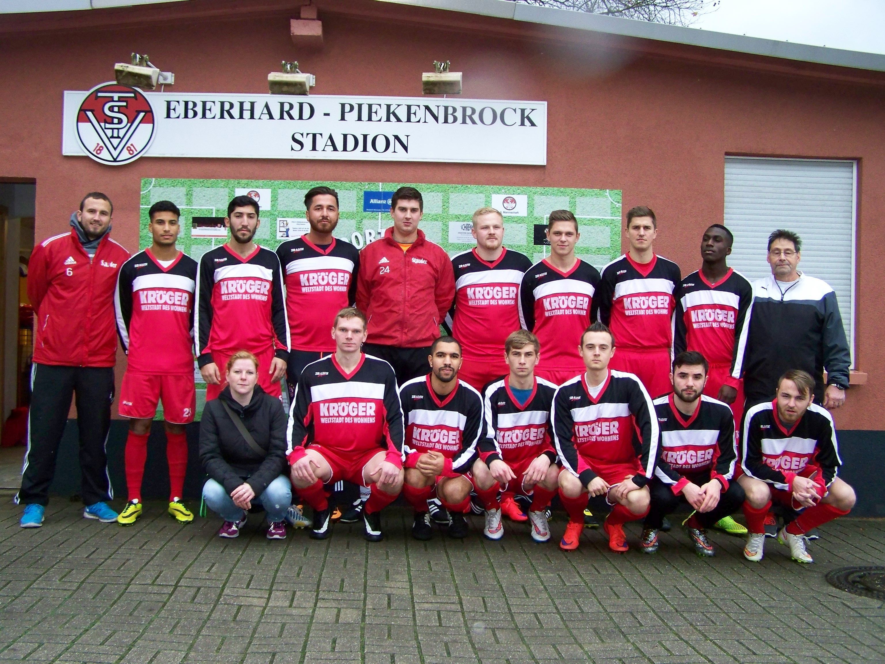 hinten, v.l.: Brescia Luigi, Eylen Mümtaz, Öztep Tafik, Ivic Antonio, Wystrach Timo, Czok Dennis, Biskupek Marius, Osei Reid, Trainer Peter Geißelsöder
davor, v.l.: Mannschaftsverantwortliche Pötzsch Christiane, Alex Maximilian, Lmajfi Daoud, Verych Yaroslav, Ardelmann Marcel, Özkan Caner, Portten Pascal,
Es fehlen: Timo Fischer, Omar Saado, Sven Geißelsöder