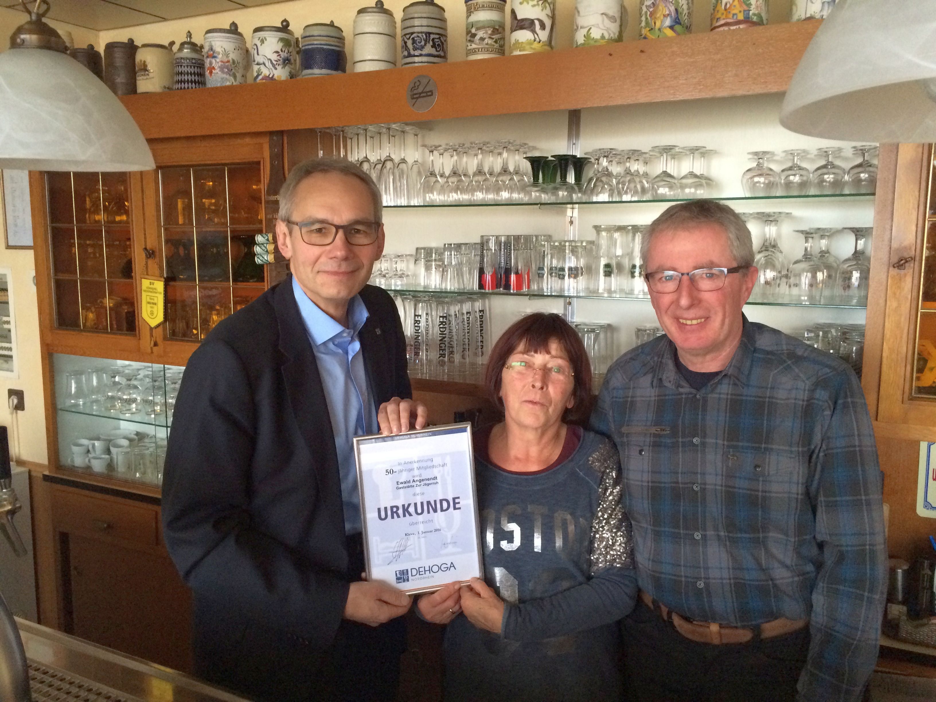 Das Foto zeigt von links nach rechts: Thomas Kolaric, Katharina Angenendt und Ewald Angenendt.