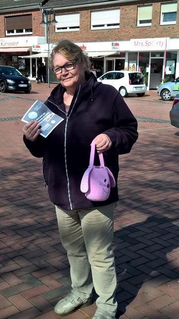 LINKE-Integrationsratsvertreterin Roswitha Busch informierte am Johann-Breuker-Platz.