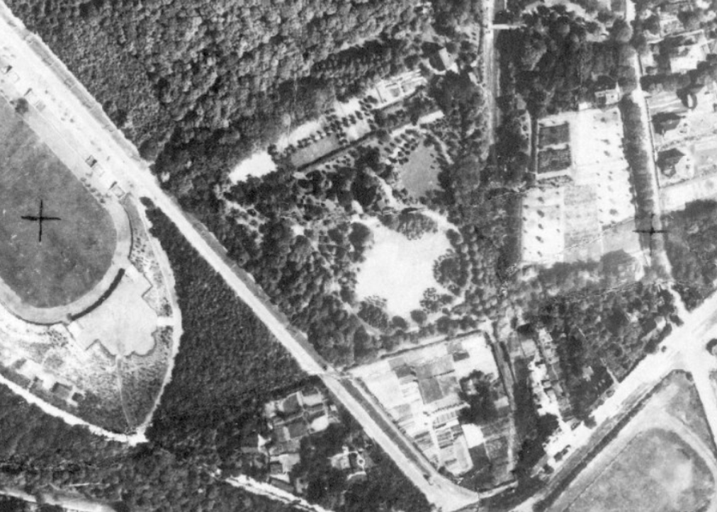 Luftbild (RVR) von 1926 mit dem noch "runden" Außenplatz und einem Teil der Schillerwiese (links)