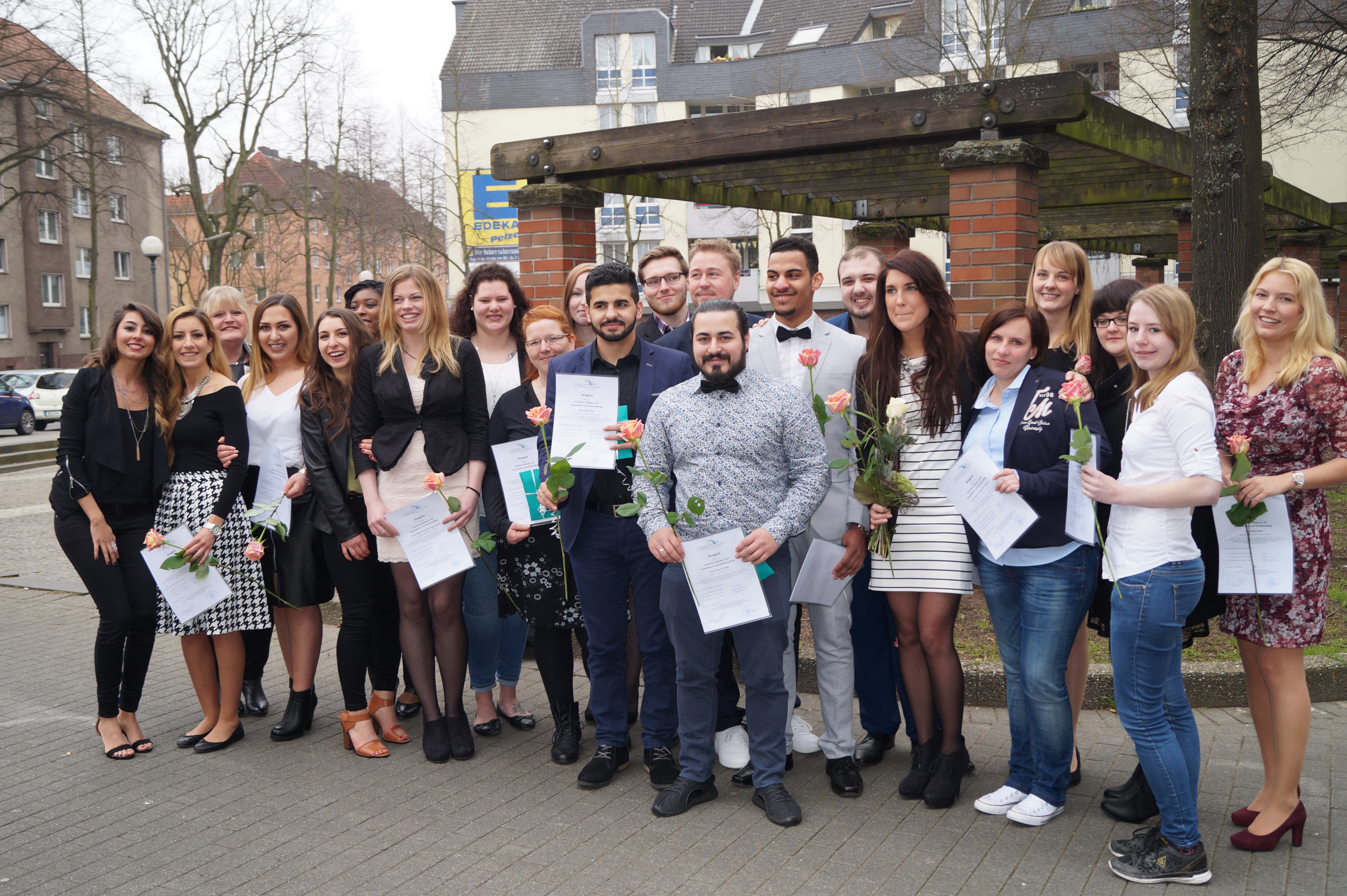 Glücklich und entspannt: Die Pflegeschüler der katholoschen Krankenpflegeschule haben ihre Ausbildung beendet.