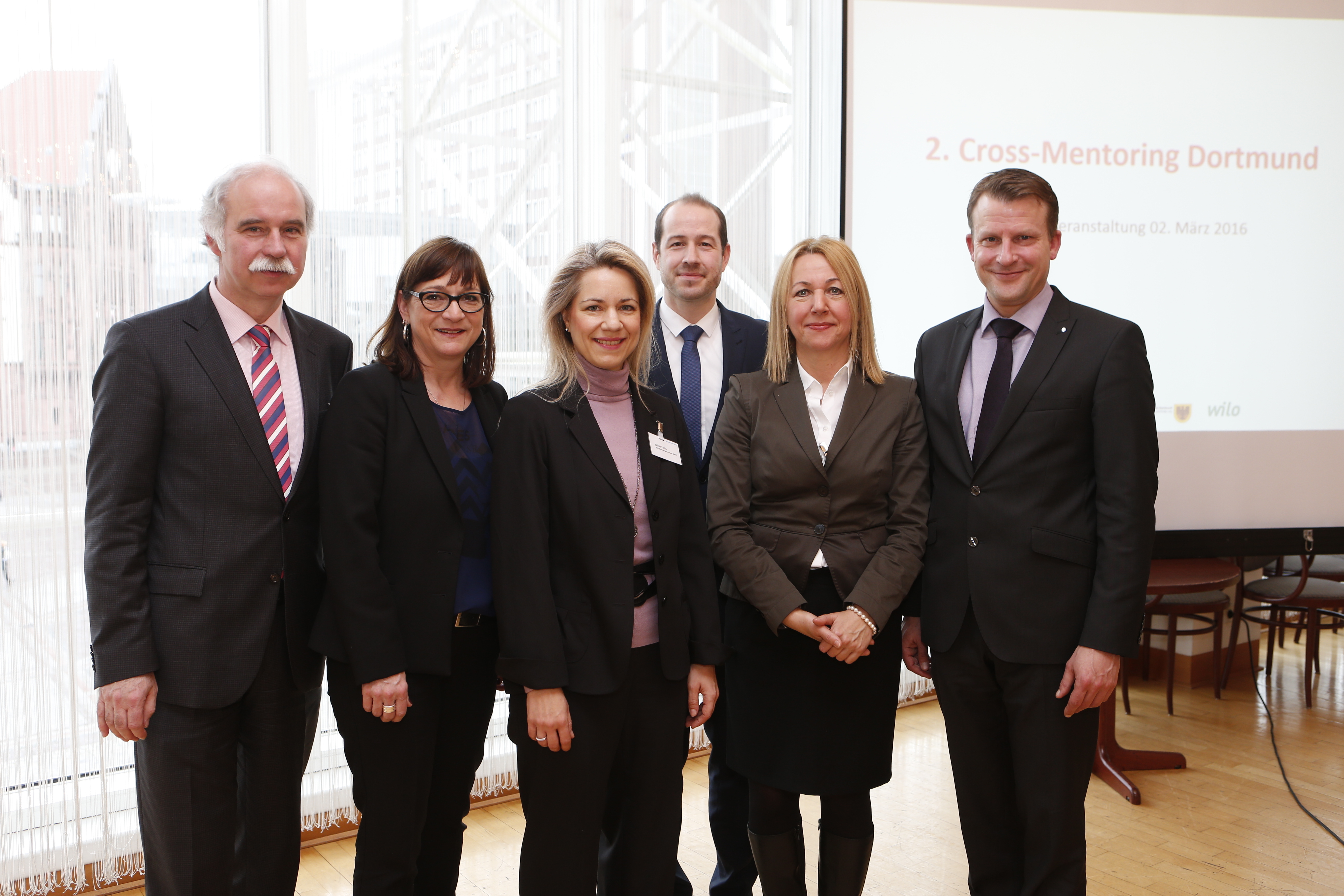 Die Unternehmens-Verantwortlichen für das Cross-Mentoring Programm (v.l.): Joachim Beyer, Wirtschaftsförderung, Karin Fließbach, DSW21, Silvia Linke, EDG, Christoph Hückelheim,Wilo, Eva Wippich, DSW21 und Edzard Bennmann, Signal Iduna Gruppe.