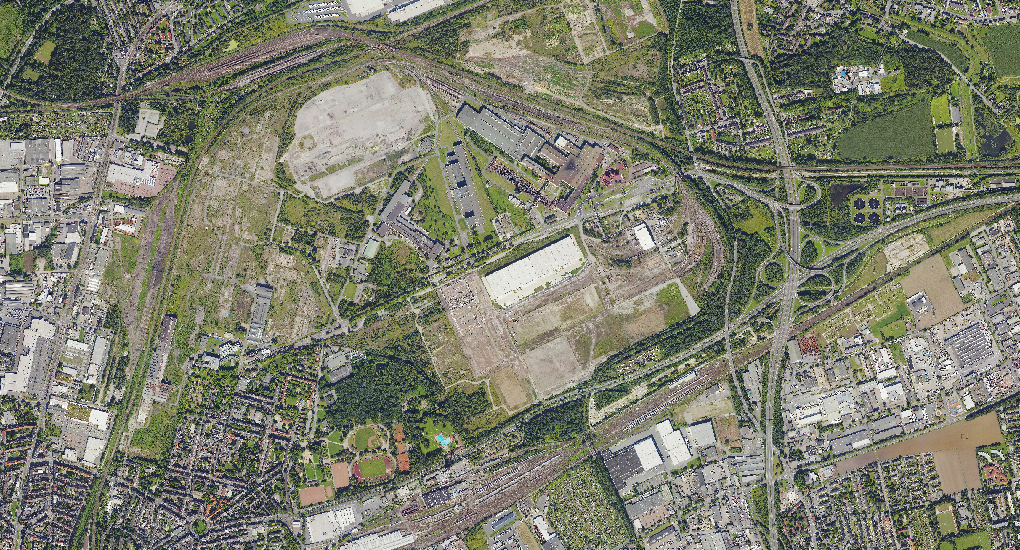Luftaufnahme der ehemaligen Westfalenhütte zwischen Borsigplatzviertel im Südwesten und Kirchderne im Nordosten aus einer Befliegung in 2015.