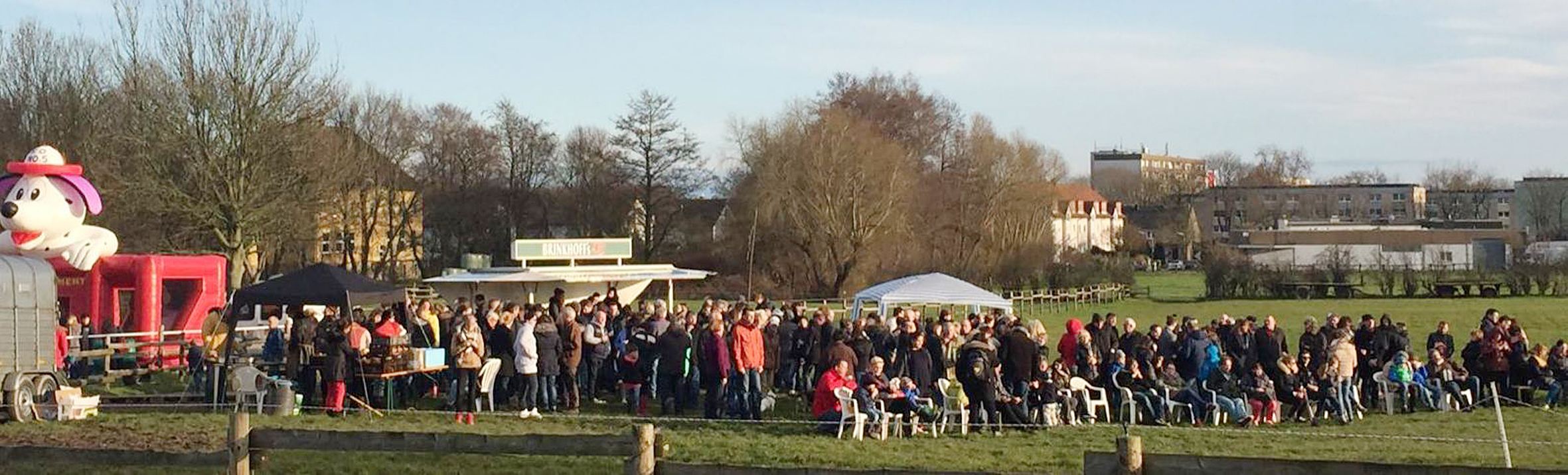 Hüpfburg und Getränkewagen sorgten u.a. für Spaß und Versorgung der vielen, vielen Gäste am Osterfeuer.