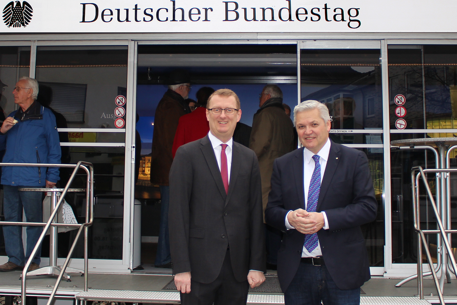 Unsere Bundestagsabgeordneten Oliver Kaczmarek (SPD) und Hubert Hüppe (CDU) vor dem Infomobil
