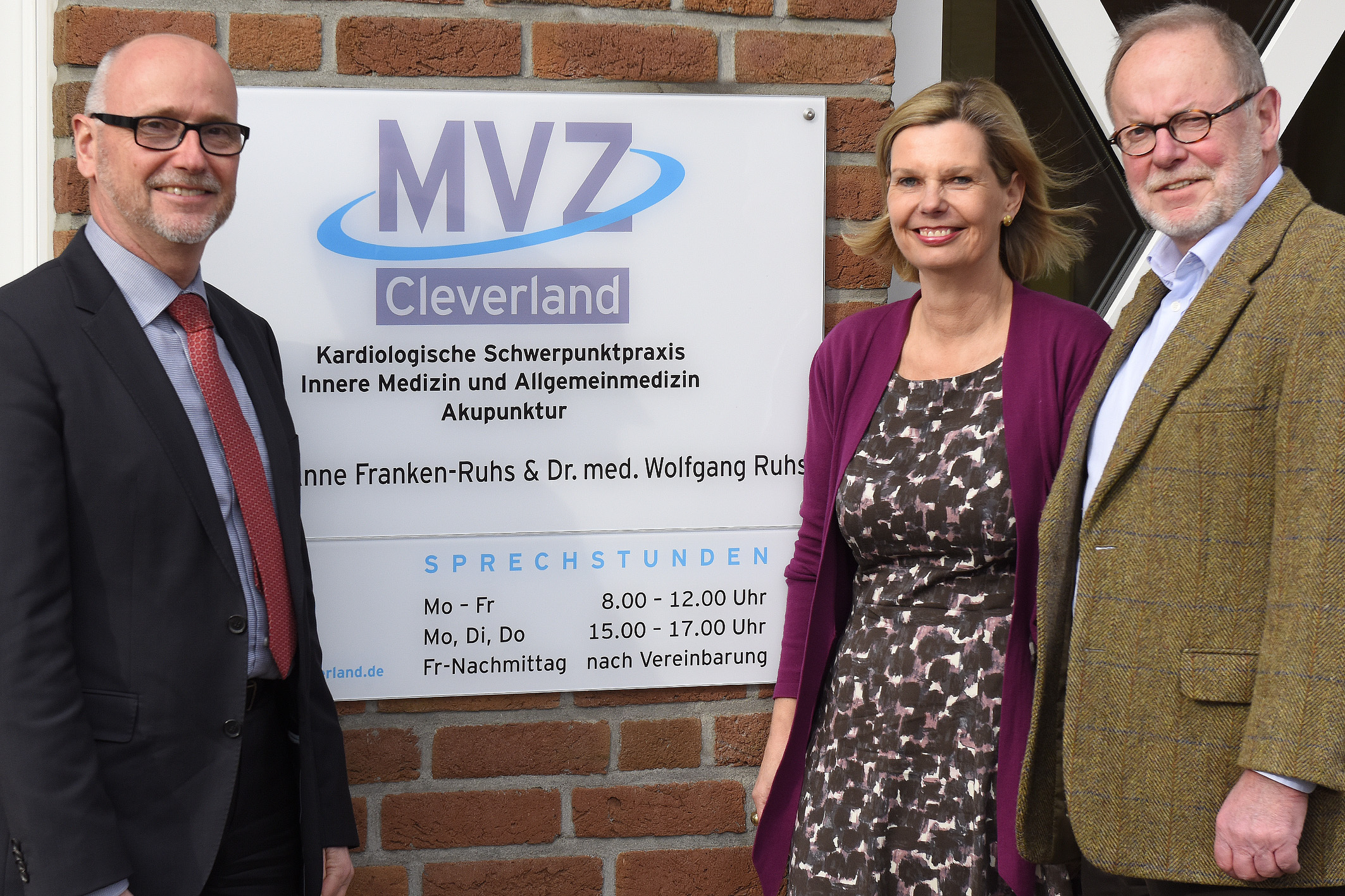 Ambulante und stationäre Versorgung verzahnen: Bernd Ebbers (Geschäftsführer Katholisches Karl-Leisner-Klinikum), Dr. med. Anne Franken-Ruhs und Dr. med Wolfgang Ruhs (v.r.) freuen sich auf die Zusammenarbeit.
