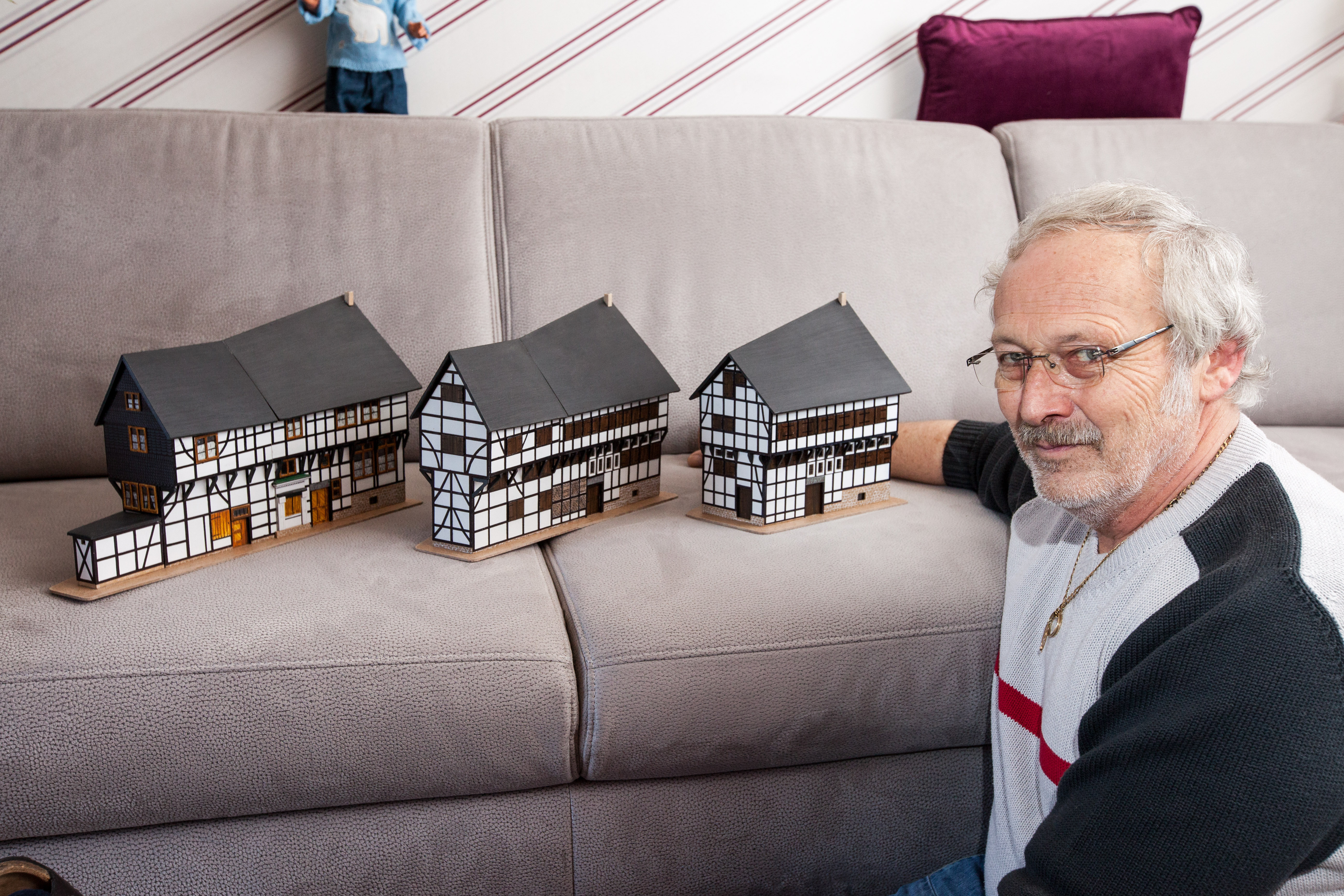 Ernst Johann Wittmers ist ein Hattinger, der Erstaunliches zu vollbringen vermag. Hier im Foto ist er mit dem Bügeleisenhaus im Maßstab 1:50 zu sehen – aus drei verschiedenen Epochen: in seinem Baujahr 1611 und in den Jahren 1700 und 1947. Was der 65jährige Hattinger aber seit mehr als drei Jahren macht, das ist beinahe unglaublich: Er baut die Altstadt von Hattingen im Maßstab 1:100 nach und auch mit Häusern, die heute gar nicht mehr da sind! alle Fotos: Kosjak