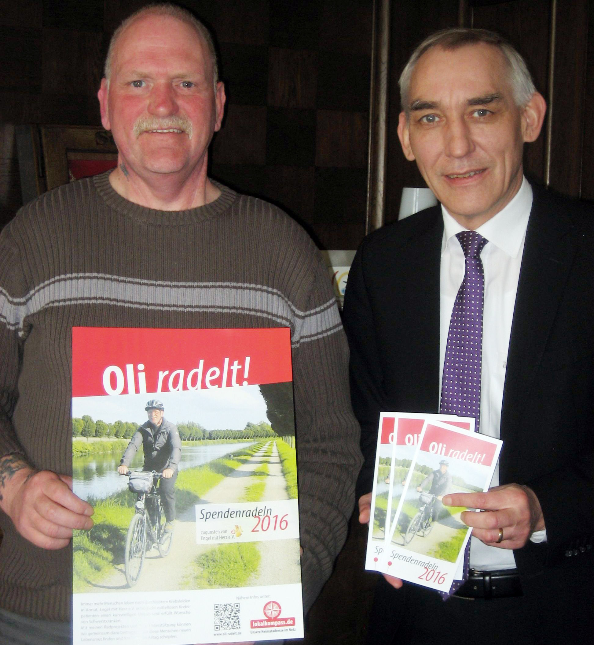 Oliver Trelenberg (links) mit Bürgermeister Heinrich Böckelühr.