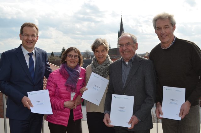 das Jubiläumsjahr entwickelt sich für die Bürgerstiftung Halterner für Halterner wunderbar: sie bekommt einen weiteren Namensfonds. Ein Halterner Ehepaar gibt in Absprache mit den beiden Söhnen einen Teil ihres Vermögens in eine eigene Stiftung, um damit dauerhaft die Ziele der Bürgerstiftung ihrer Stadt zu fördern.