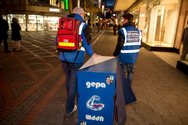 Der Bollerwagen enthält Konserven, Tee, Kaffee, Obst, Süßigkeiten und vieles mehr. Foto: Gerd Kaemper