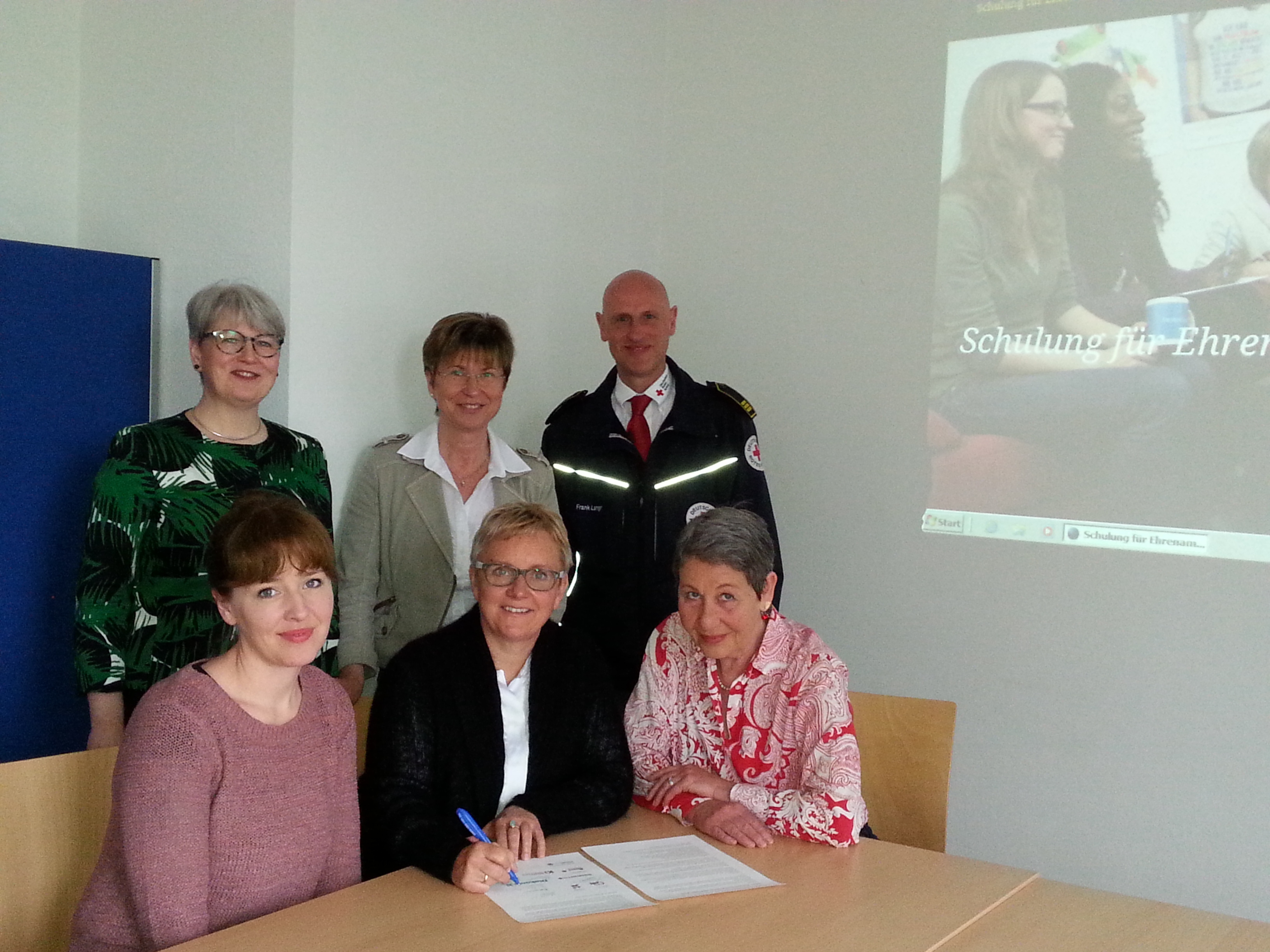 (v.l.n.r. o.) Martina Kleinewegen (KI), Dr. Sonja Clausen (CBE), Frank Langer (DRK) und (v.l.n.r.u.) Hannah Berntgen (Caritas), Birgit Hirsch-Palepu (Diakonie) und
Petra David (AWO).