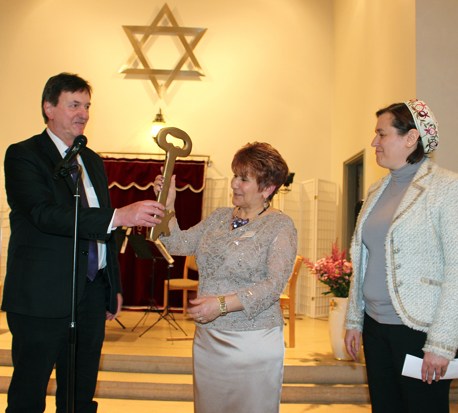 Superintendent Hans-Martin Böcker mit der Vorsitzenden Alexandra Khariakova und Rabinerin Natalia Verzhbovska der liberalen jüdischen Gemeinde „haKochaw“ für den Kreis Unna
