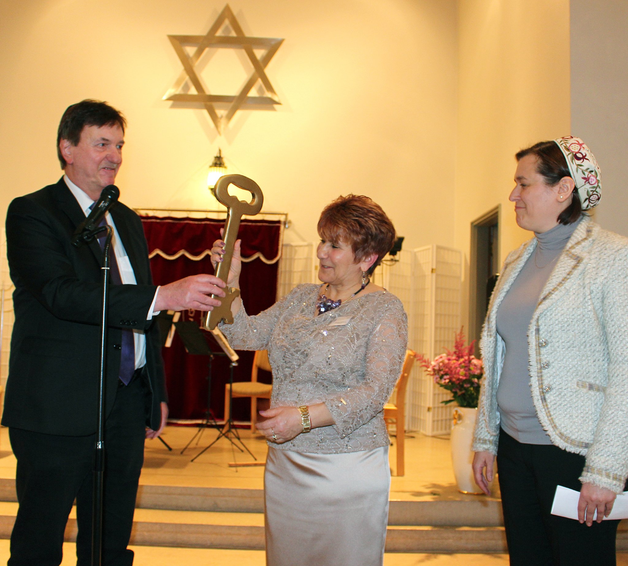 Zahlreiche Gäste teilten die Freude mit der Gemeinde „haKochaw“ bei der