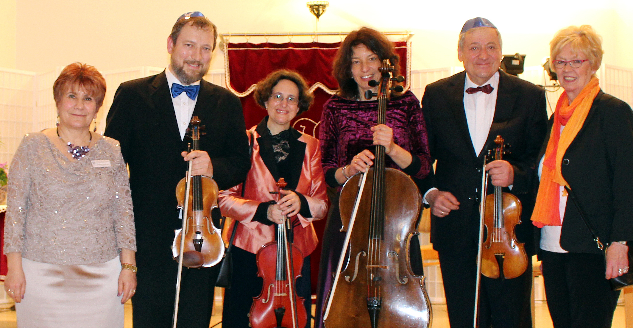 Von links: Die Vorsitzende Alexandra Khariakova der Gemeinde „haKochaw“, das La Roche Quartett mit Pinchas von Piechowski, Birgit Glas, Ingibjörg Schwarze, Daniel Spektor und die stellv. Vorsitzende der Gemeinde „haKochaw“ Gisela Habekost
