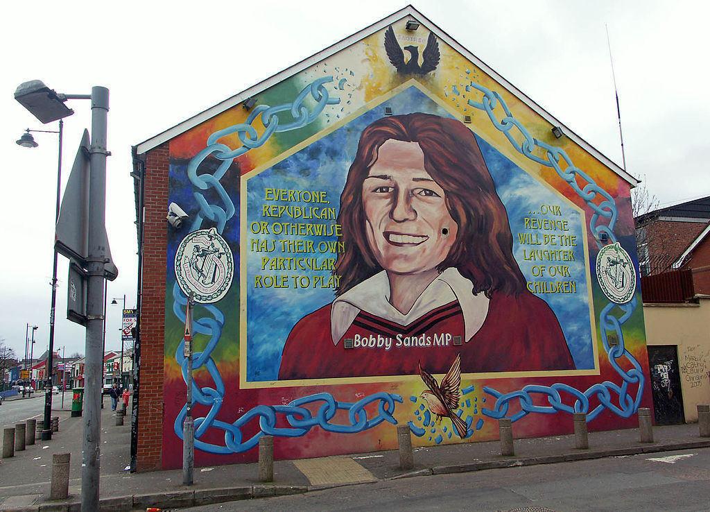 Eine Wandmalerei zum Gedenken an Bobby Sands (MP) an der Parteizentrale der irisch-republikanischen Partei Sinn Féin in Belfast.
