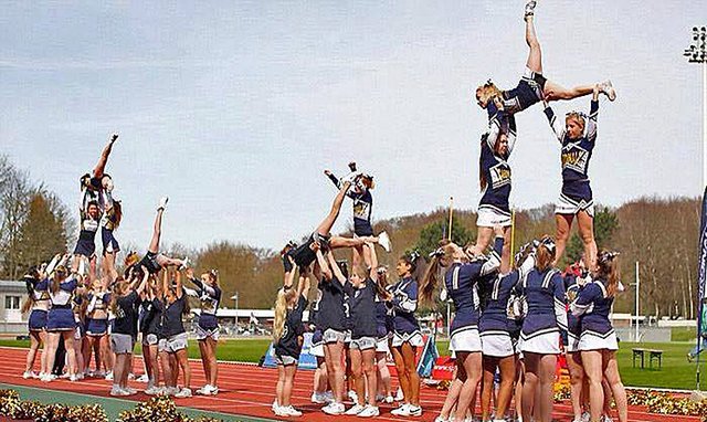 Akrobatik vom Feinsten - die Assindia Cardinals Cheerleader.