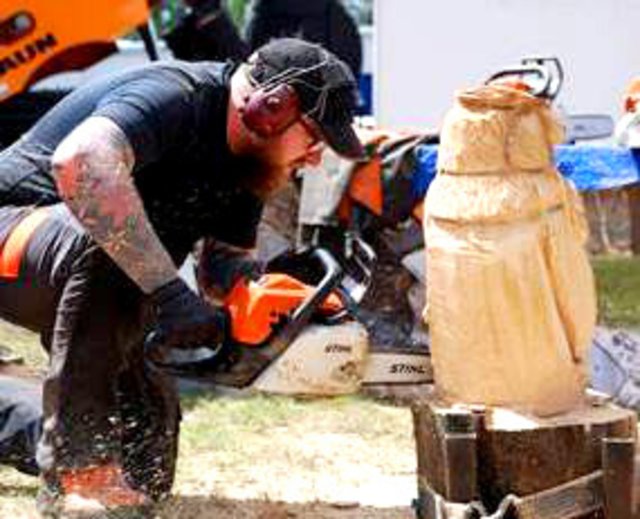 Kunst mit der Motorsäge kann vor Ort bestaunt werden.