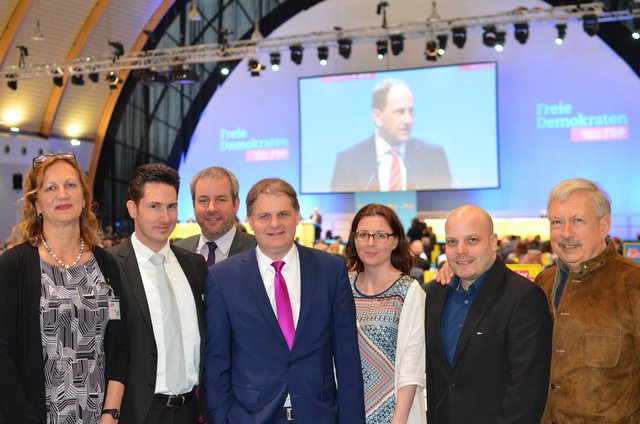 Eduard Schreyer und die Essener Delegation grüßen vom Bielefelder Landesparteitag