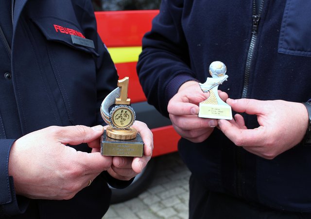 Kleine Pokale gab es für alle teilnehmenden Mannschaften.