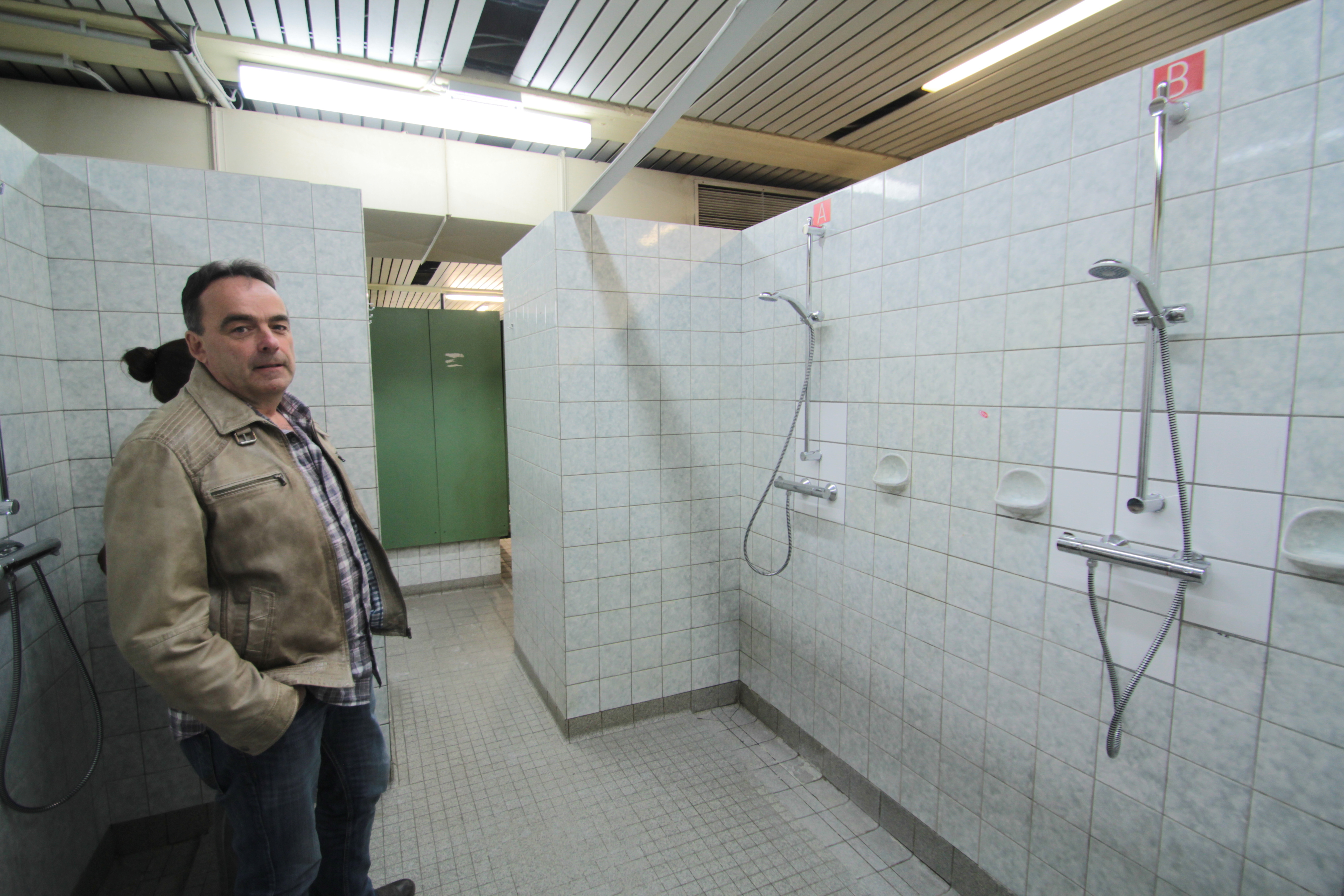 Ulrich Möller zeigt die neuen Duschmöglichkeiten in der Waschkaue von ehemals O&K/Kone an der Nierenhofer Straße. alle Fotos: Römer