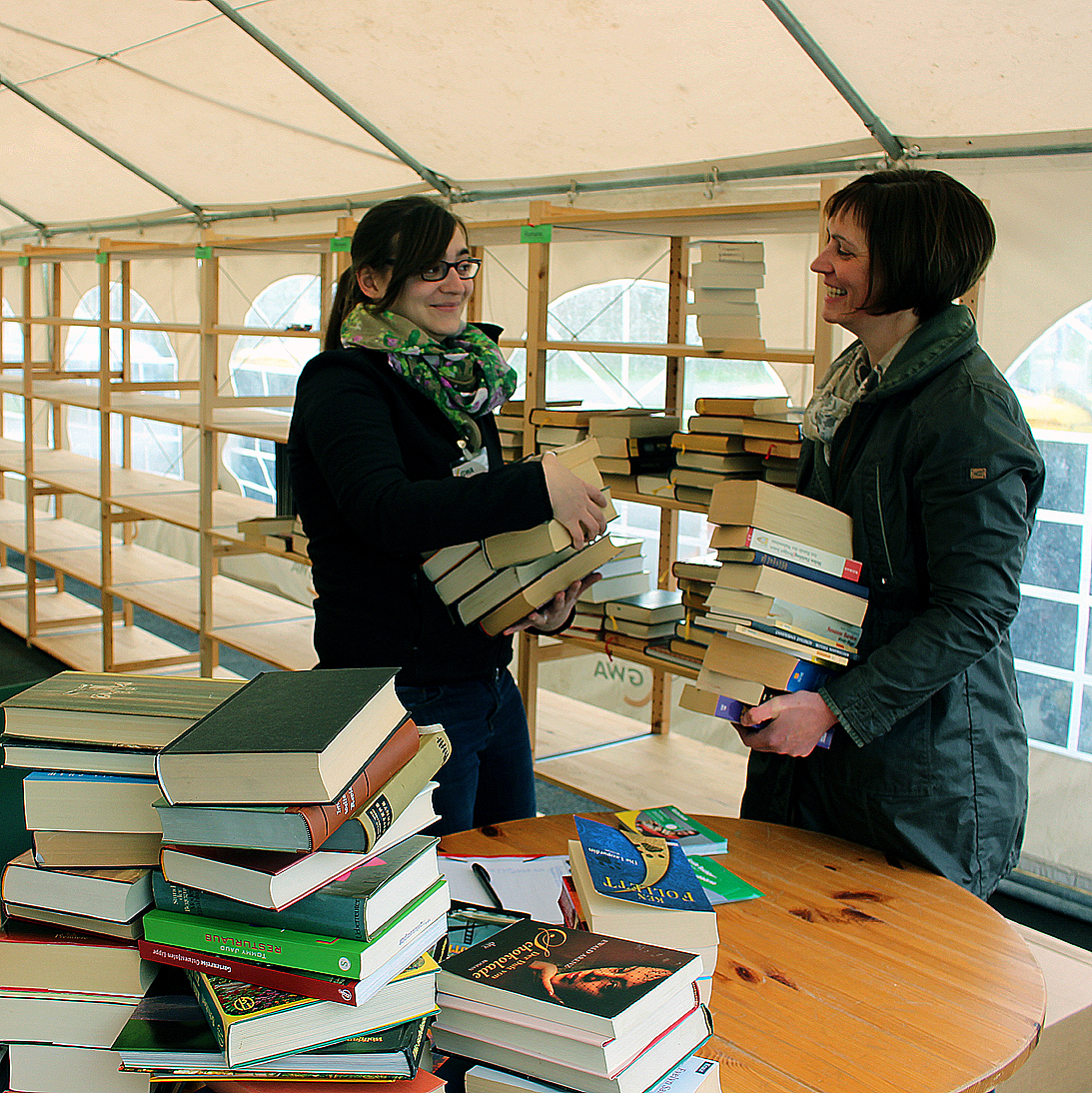 Anna Reher und Dorothee Weber sortieren nach Sachgebieten in die rund 3.000 Bücher fassenden Regale ein