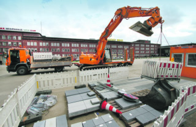 Die mit der Neugestaltung beauftragte Baufirma richtet zunächst die Baustelle ein, markiert und beschildert die temporäre Verkehrsführung.