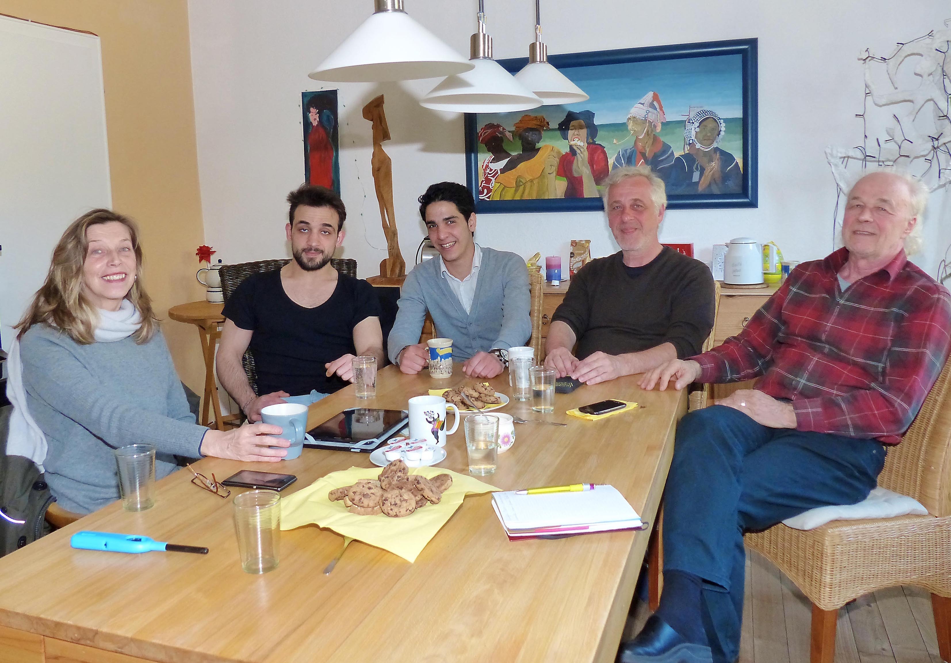 Flüchtlingspatin Sigrid Czyrt (v.l.), die geflüchteten Yahya und Mohammed aus Syrien, Michael Weber und Volker Töbel am Kaffeetisch.