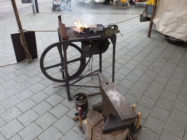 der Markt hatte erst gerade begonnen , das Feuer wurde gezündet